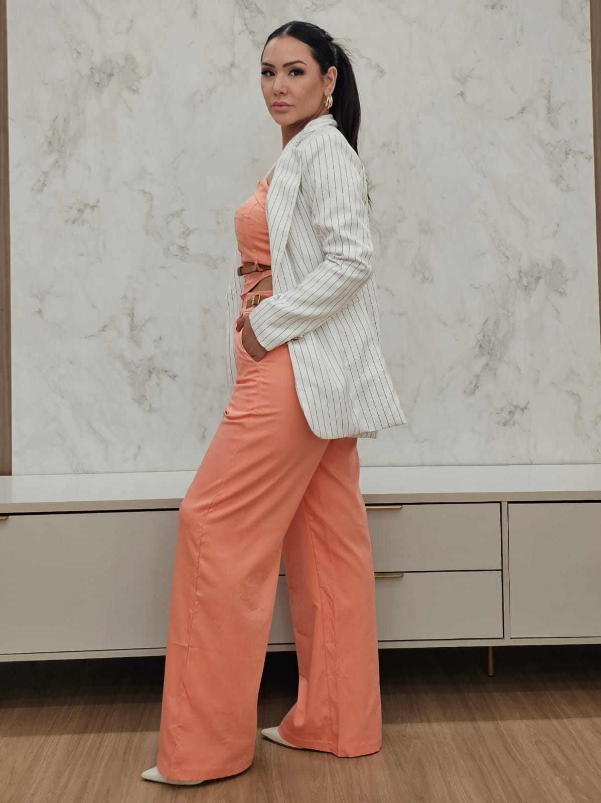 Calça Feminina Reta com Detalhe no cós