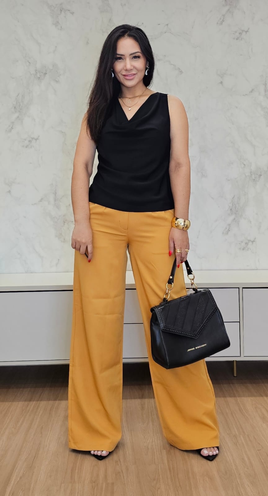 Calça Pantalona feminina em alfaiataria de cintura alta e bolsos funcionais