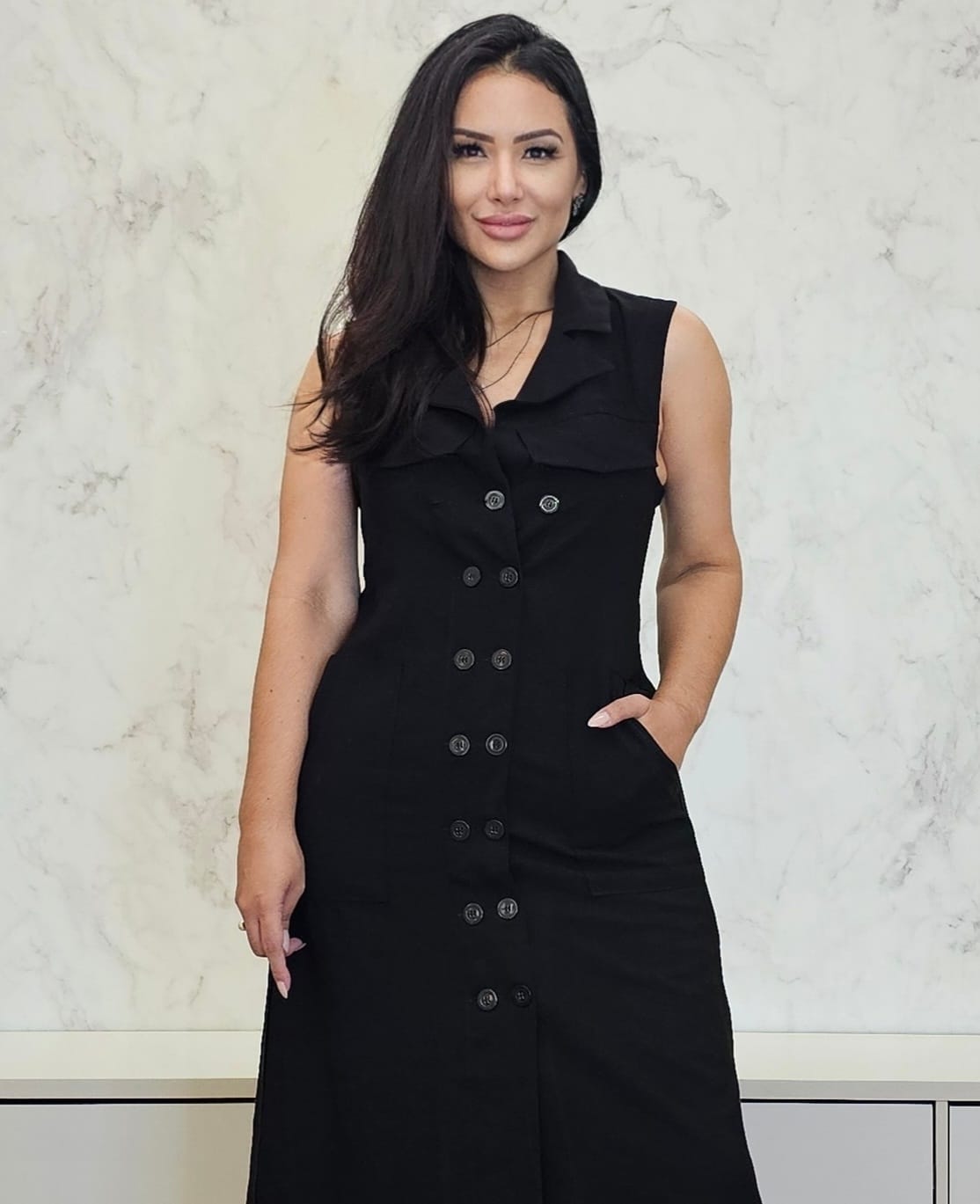 Vestido/Chemise midi em alfaiataria luxo com abotoamento frontal duplo e faixa de amarração