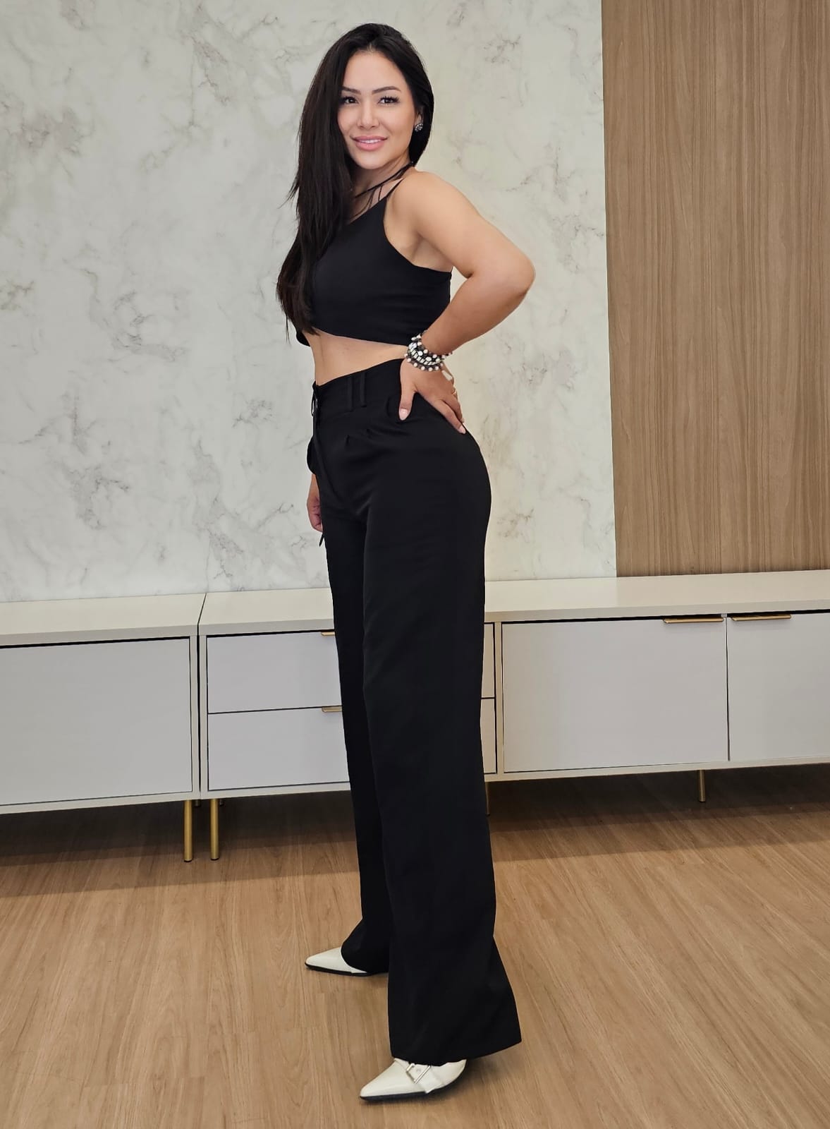 Calça Pantalona feminina preta em Alfaiataria com cintura alta, passantes e bolsos - Yuri