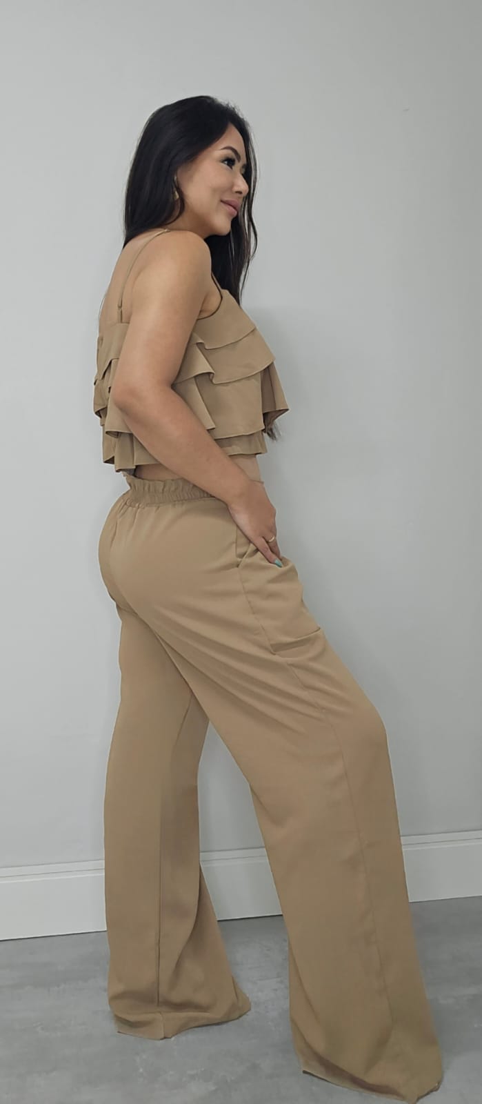 Conjunto feminino de Alfaiataria com Cropped de Babados Estruturado e calça