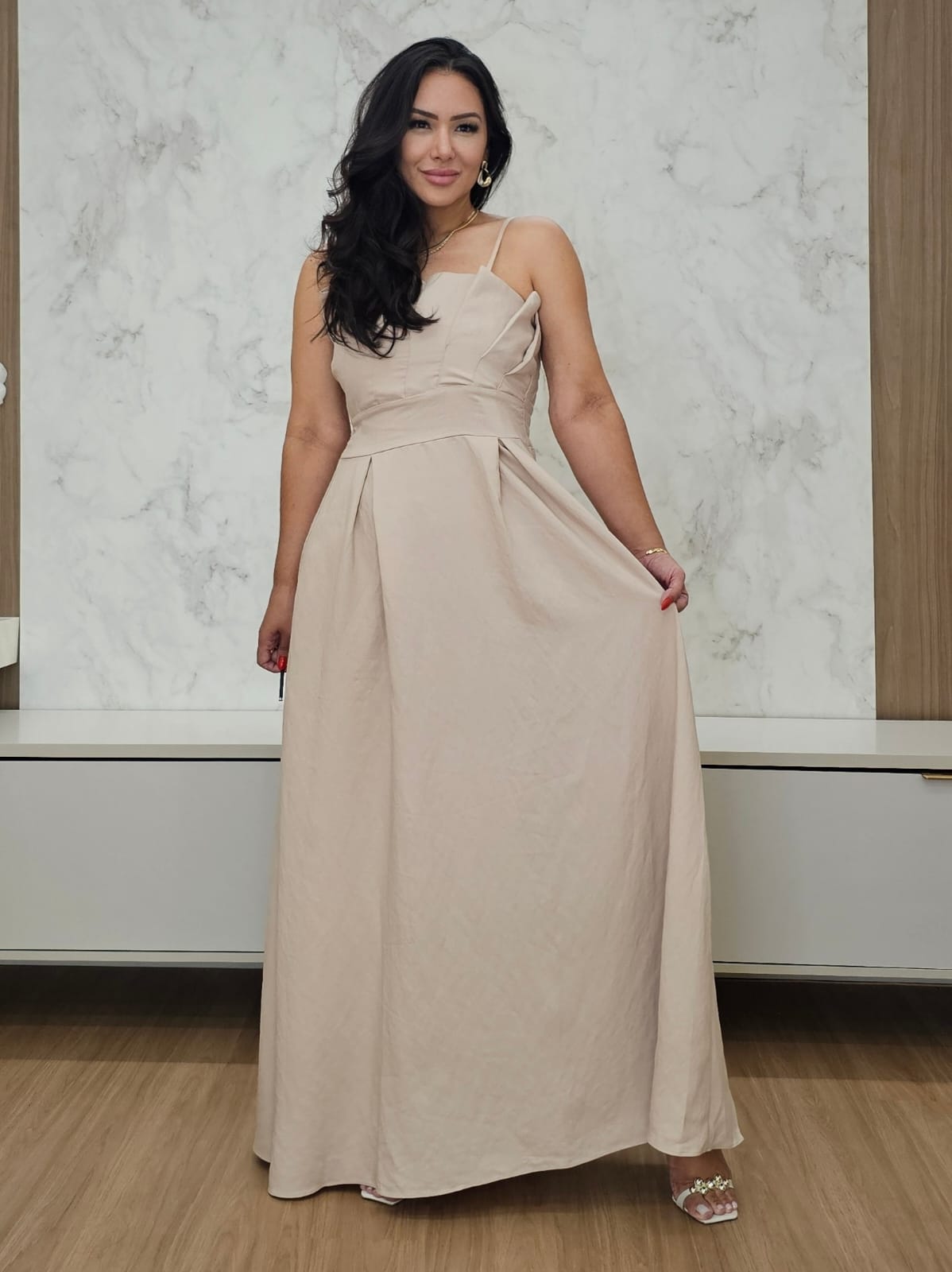 Vestido longo nude de tecido encorpado com drapeado no decote, alças com regulagem e lastex nas costas
