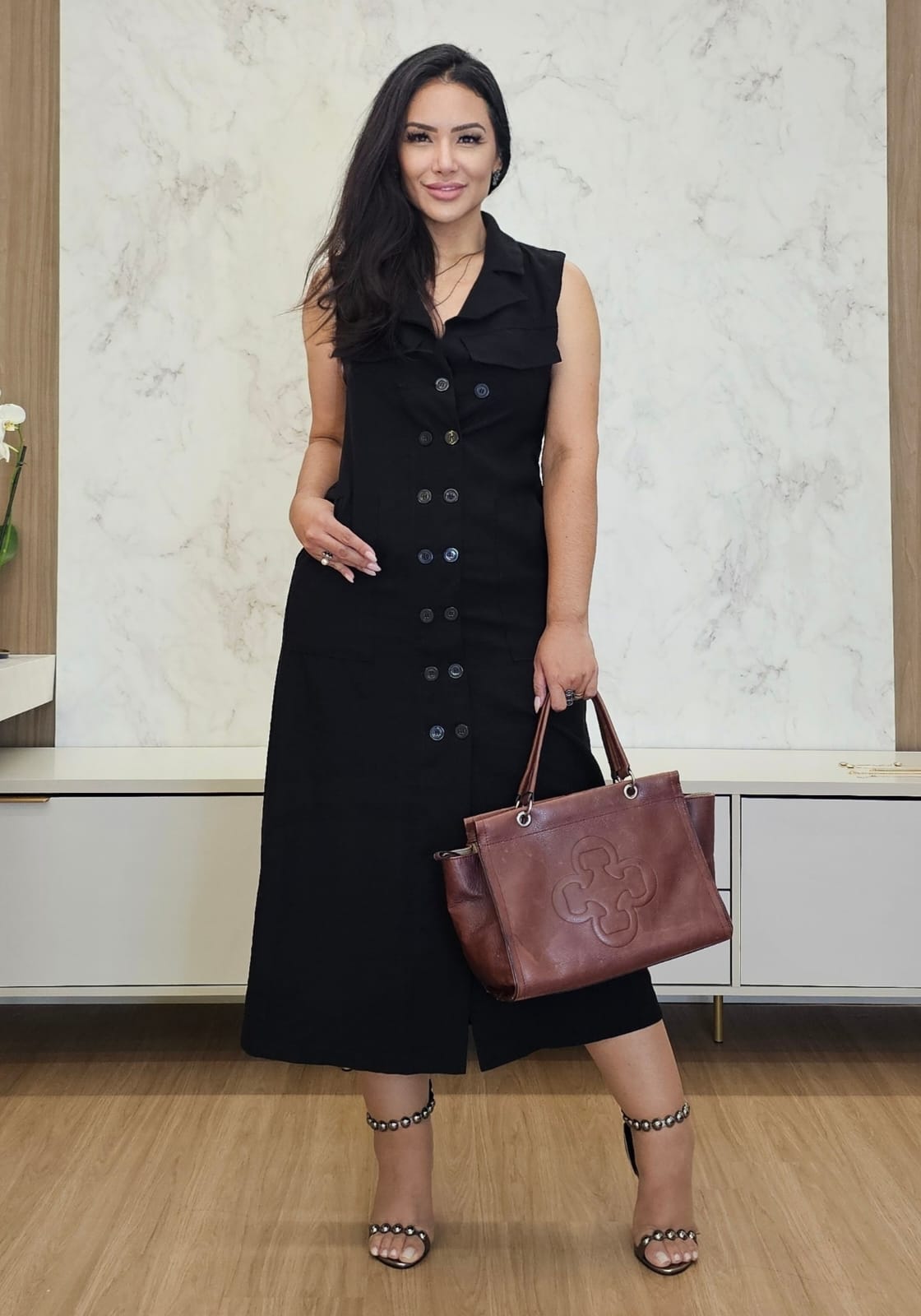 Vestido/Chemise midi em alfaiataria luxo com abotoamento frontal duplo e faixa de amarração