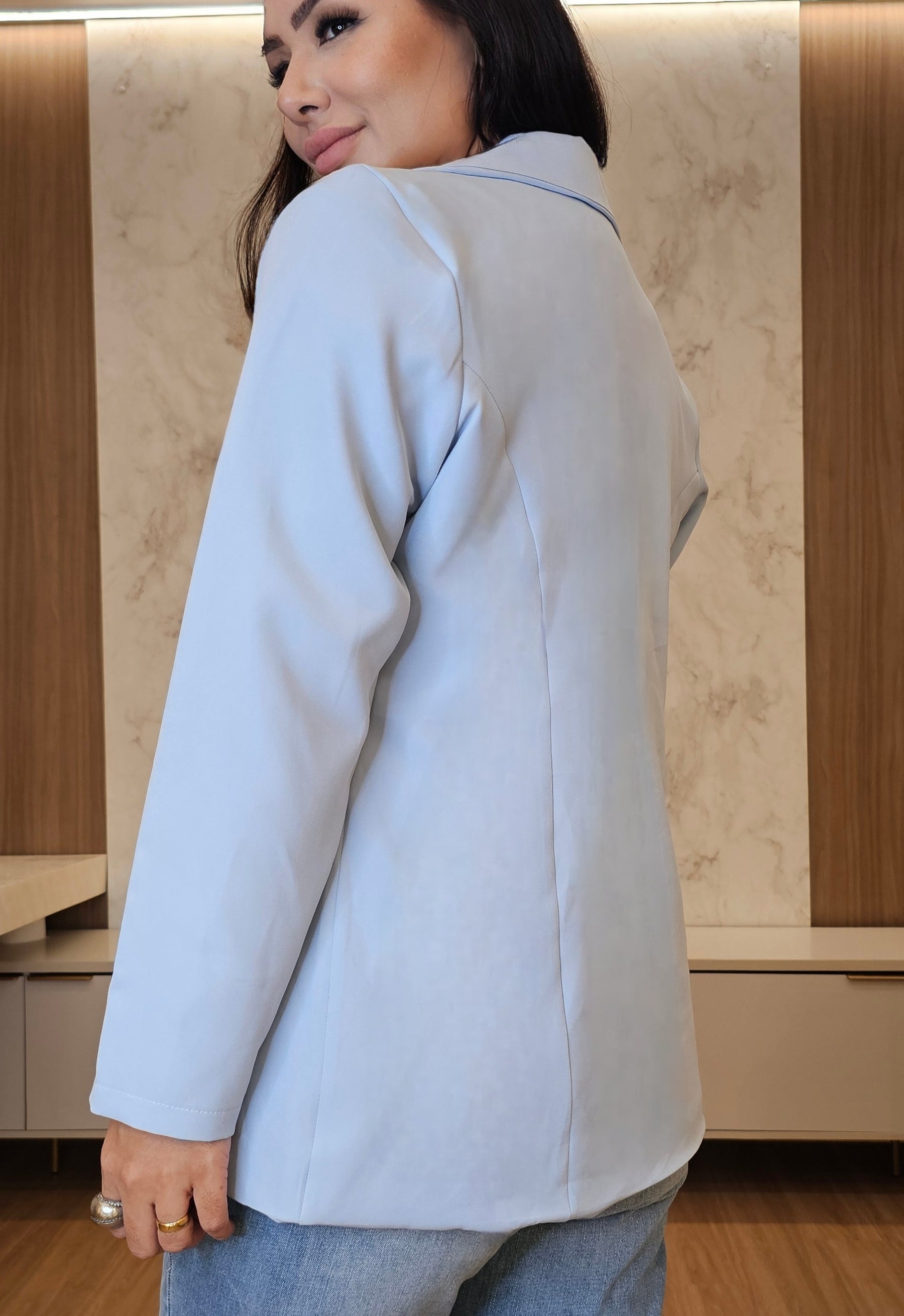 Blazer Feminino de Alfaiataria Azul Claro – Elegância e Caimento Perfeito