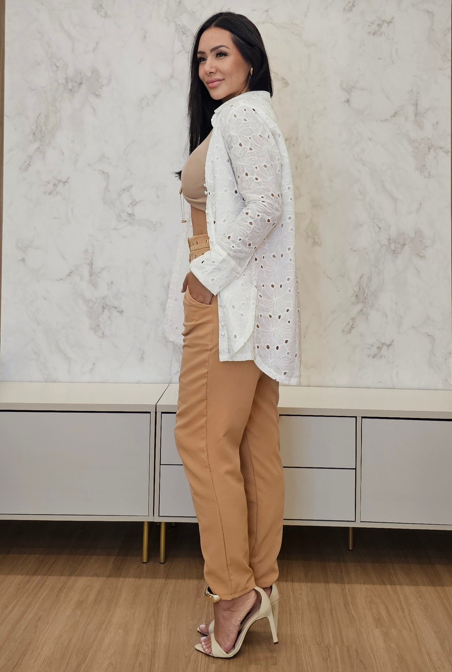 Camisa feminina branca em laise de algodão