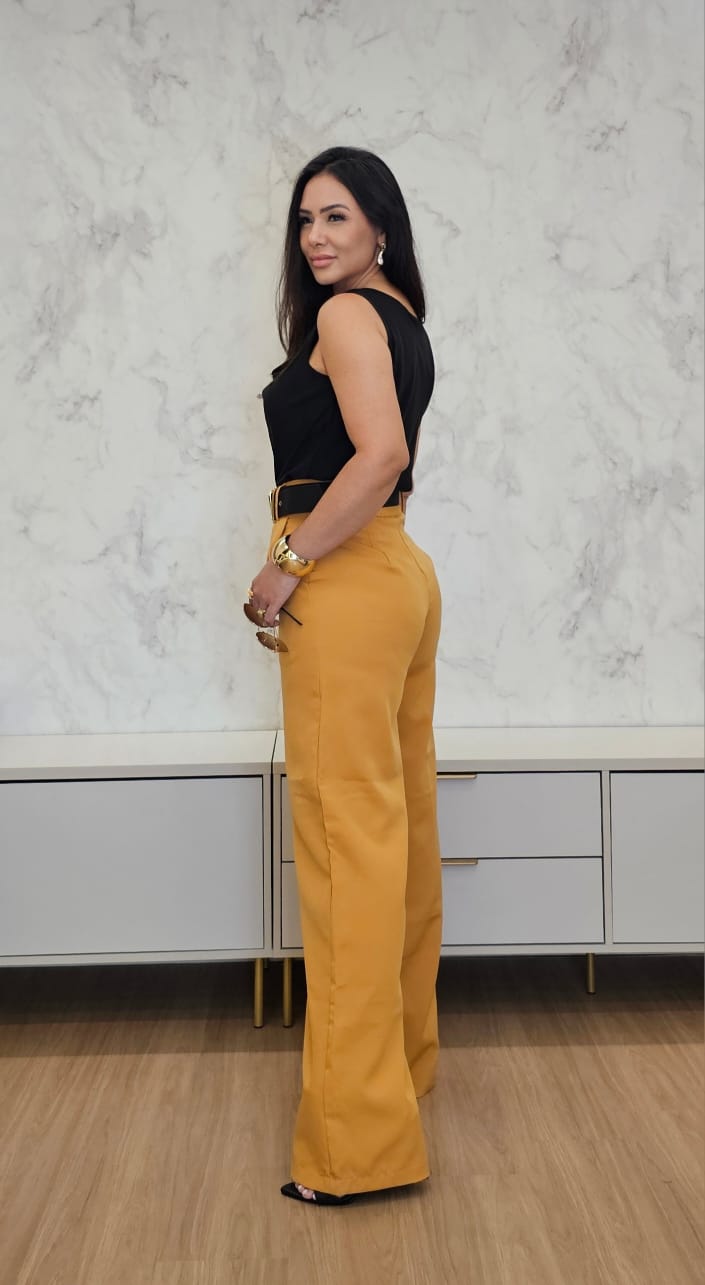 Blusa feminina preta de gola solta e alças largas