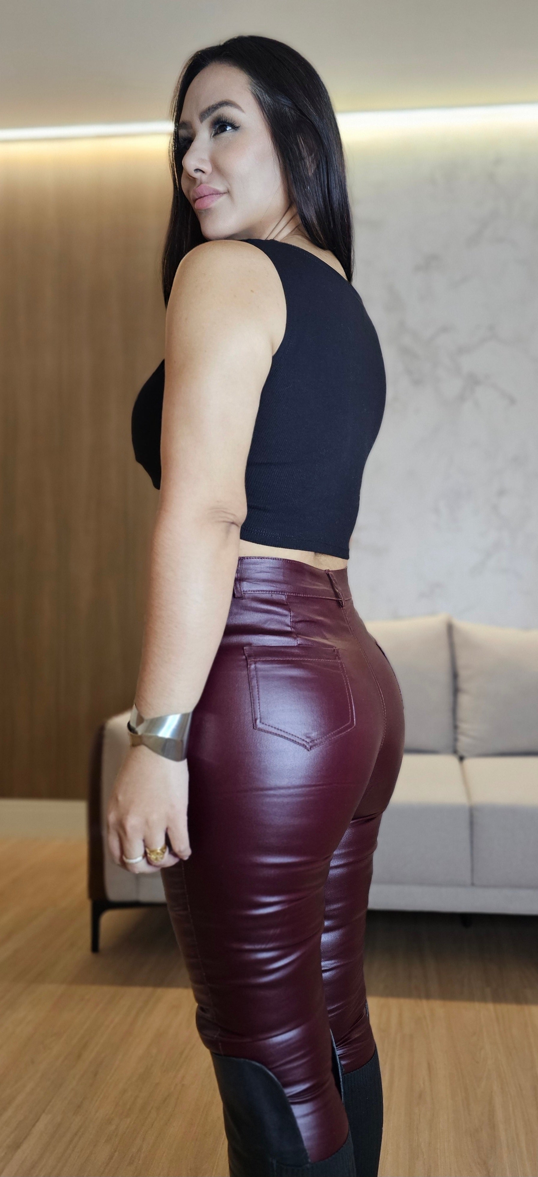 Calça Skinny Feminina Bordô em Couro Sintético com Elastano