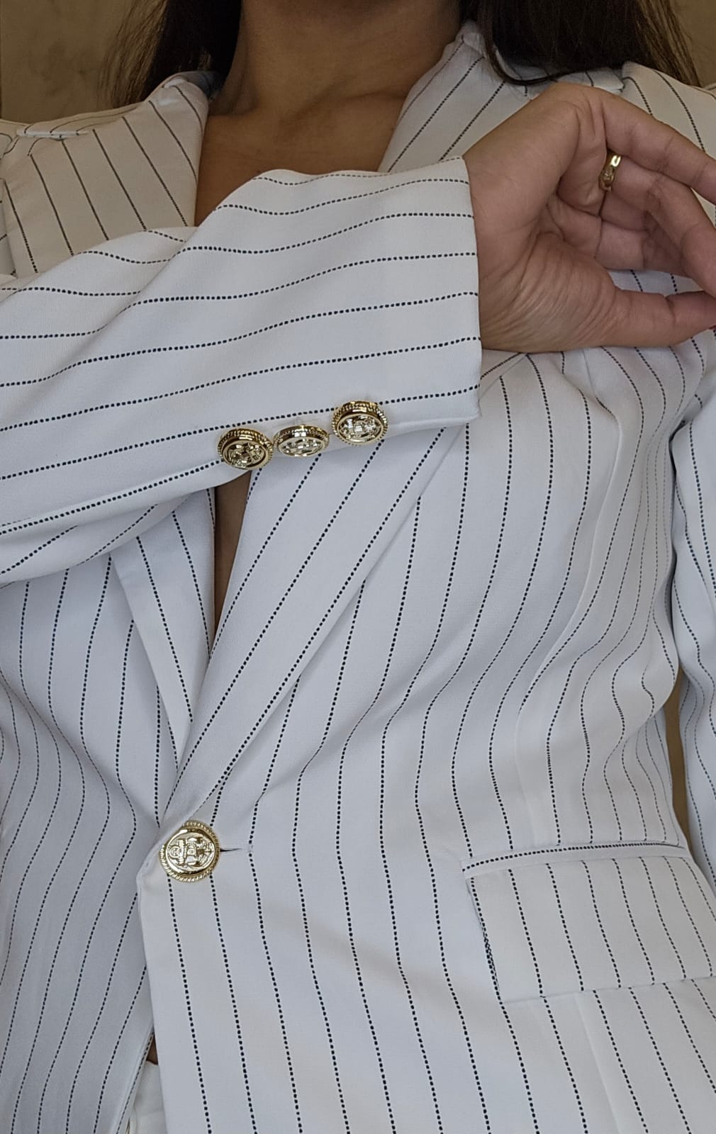 Blazer feminino Forrado Risca de Giz de caimento estruturado e impecável com Botões Dourados - possui ombreiras e bolsos