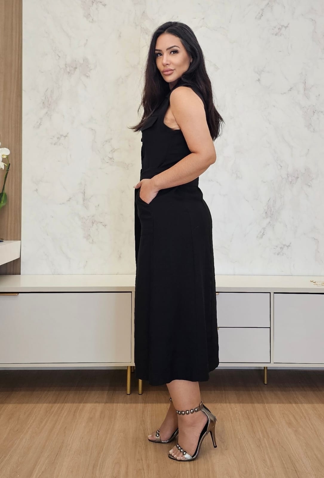 Vestido/Chemise midi em alfaiataria luxo com abotoamento frontal duplo e faixa de amarração
