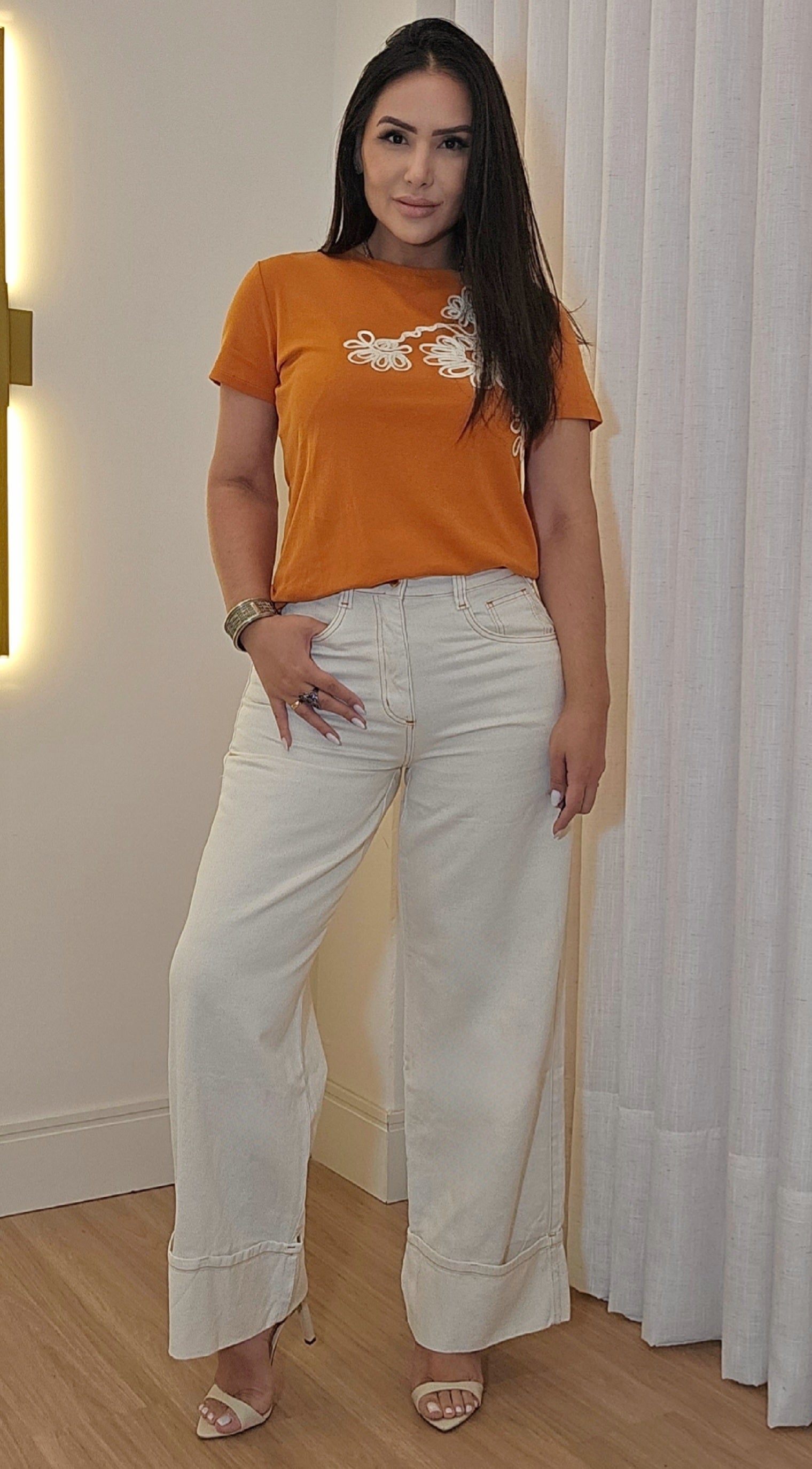 Calça Jeans Off-White Feminina 100% Algodão com Barra Italiana e Corte de Alfaiataria