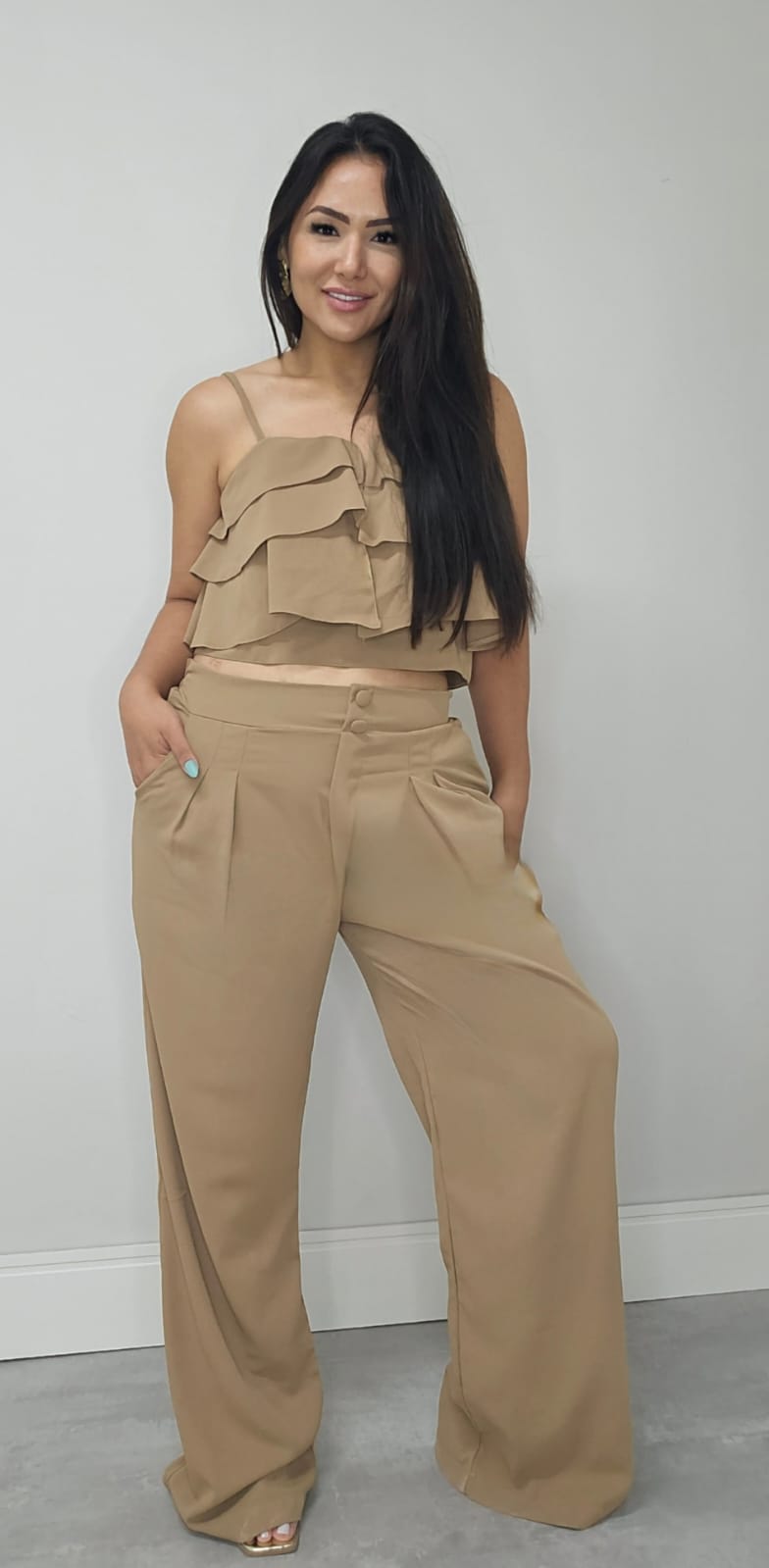 Conjunto feminino de Alfaiataria com Cropped de Babados Estruturado e calça