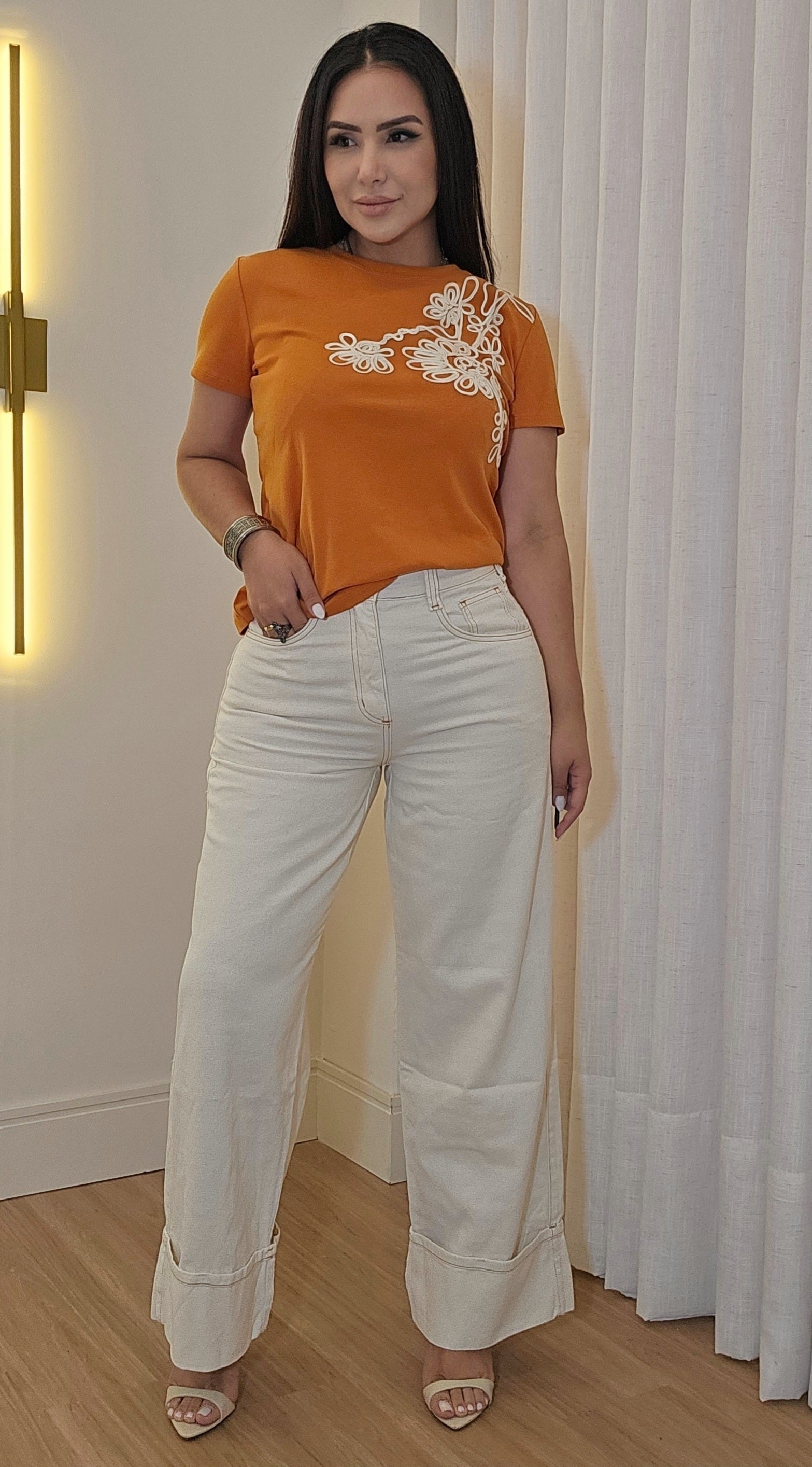 Calça Jeans Off-White Feminina 100% Algodão com Barra Italiana e Corte de Alfaiataria