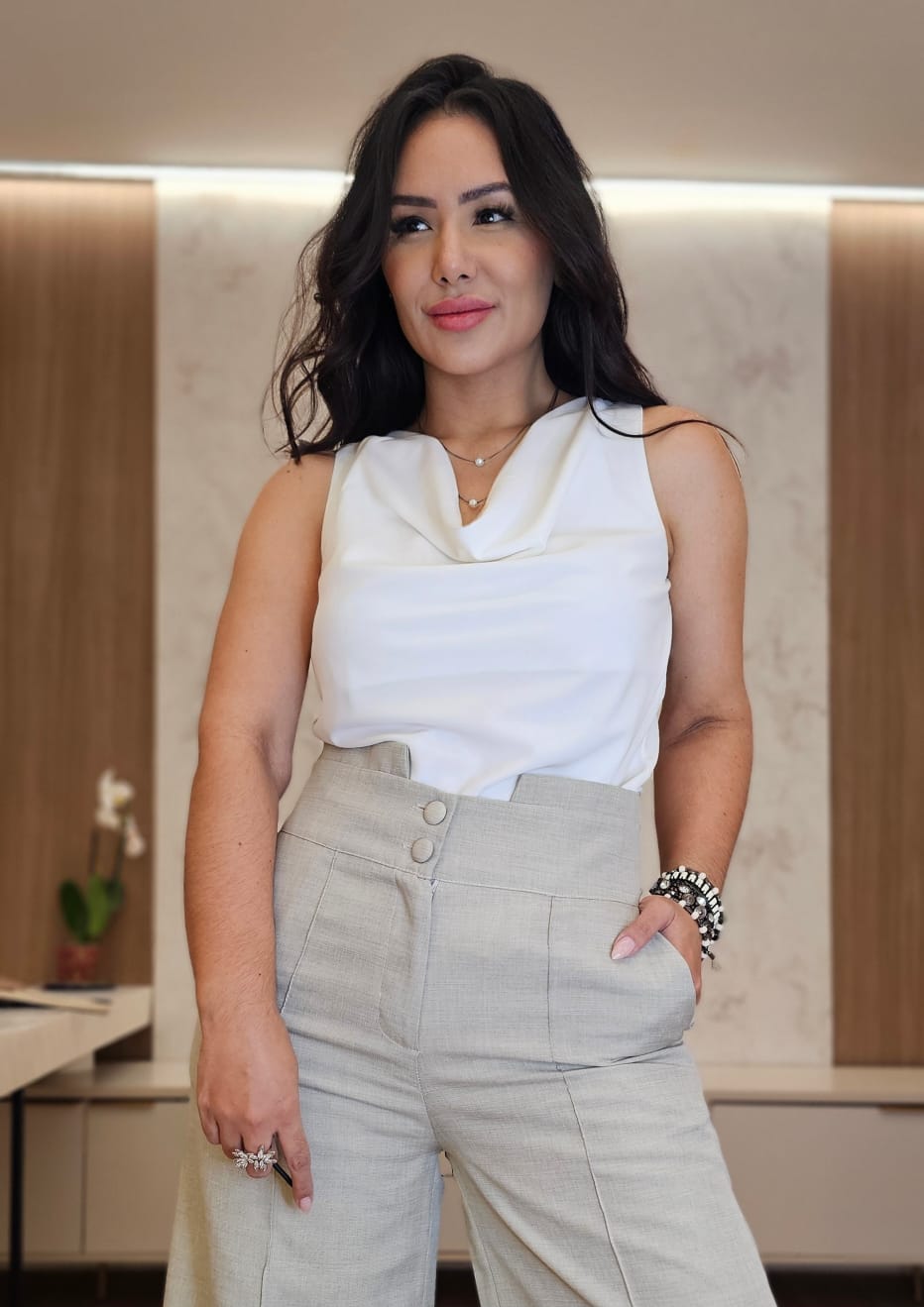 Calça feminina de barras amplas na cor bege claro