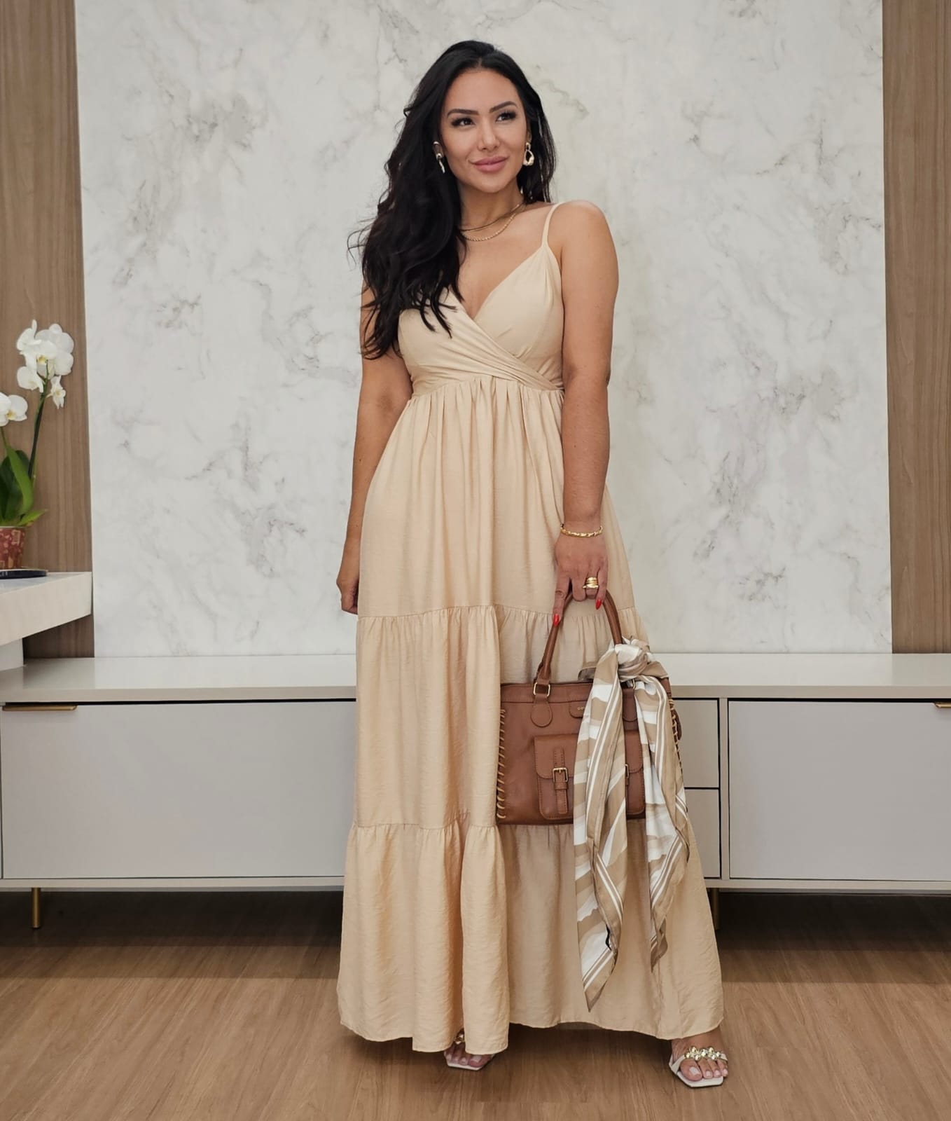 Vestido longo nude com decote transpassado, bojo e alças com regulagem