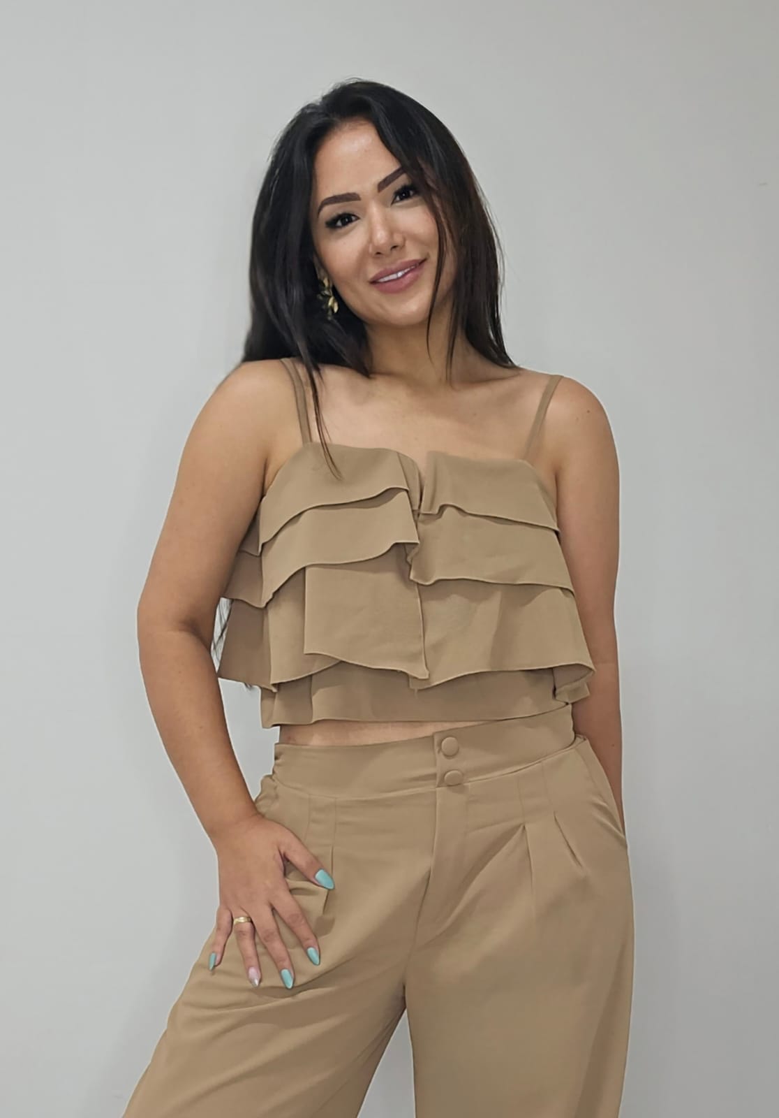 Conjunto feminino de Alfaiataria com Cropped de Babados Estruturado e calça