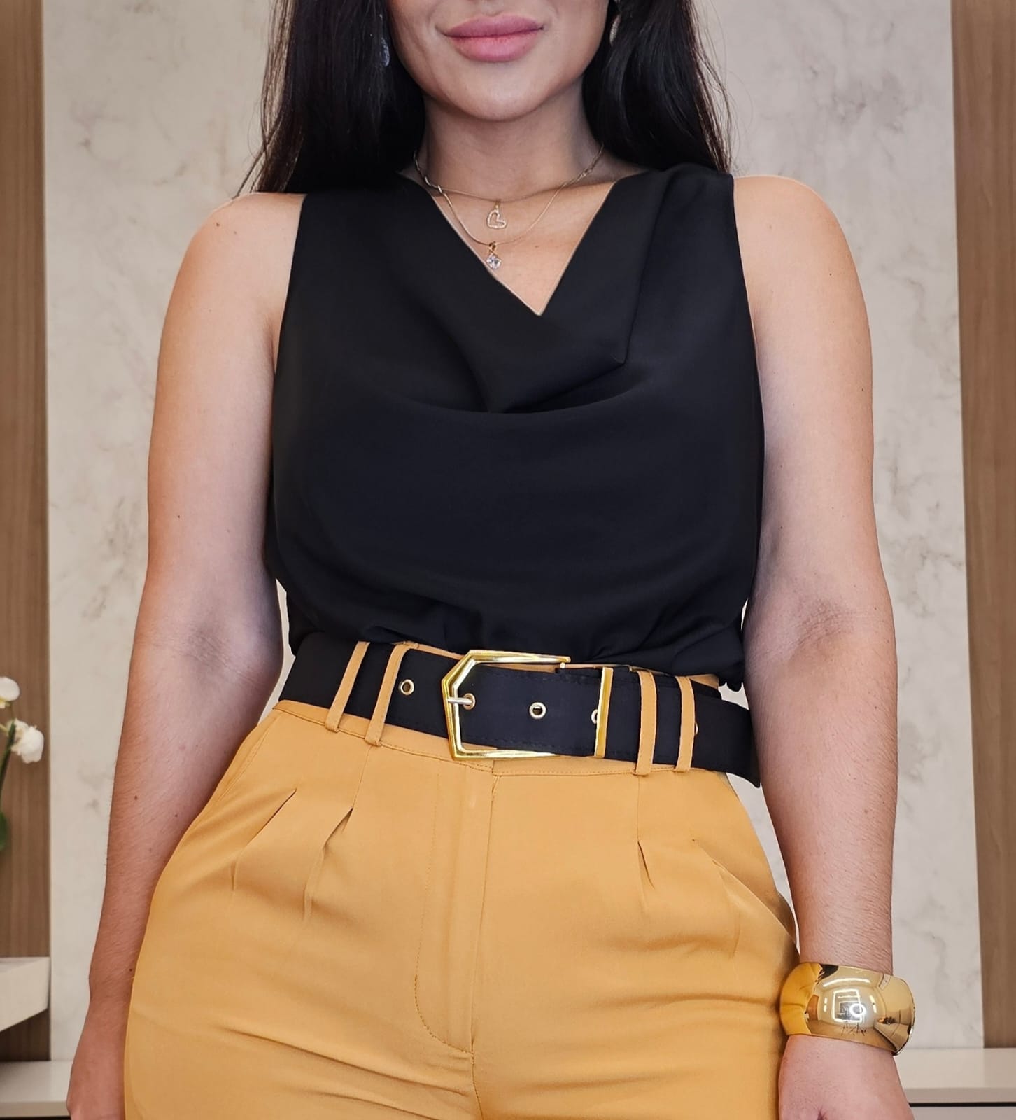 Blusa feminina preta de gola solta e alças largas