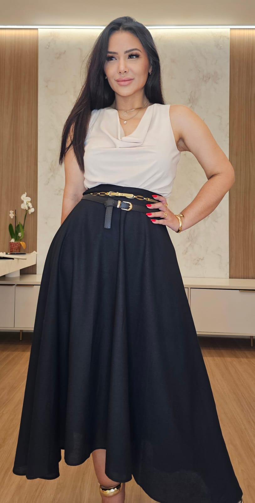 Saia midi preta evasê com cintura alta de linho - elegante e atemporal
