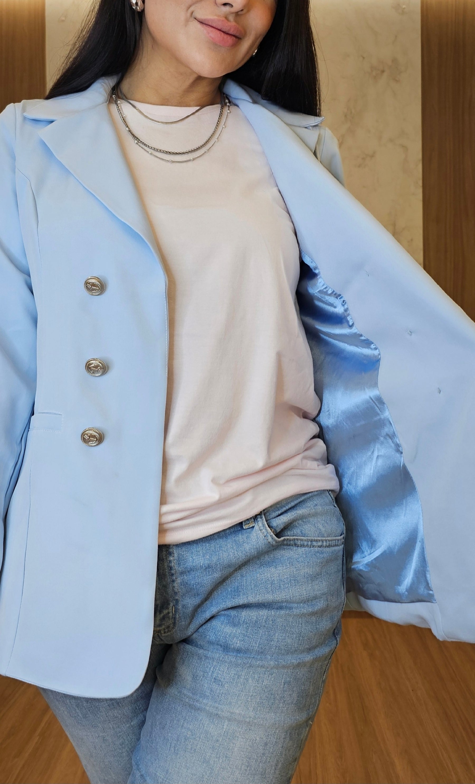 Blazer Feminino de Alfaiataria Azul Claro – Elegância e Caimento Perfeito