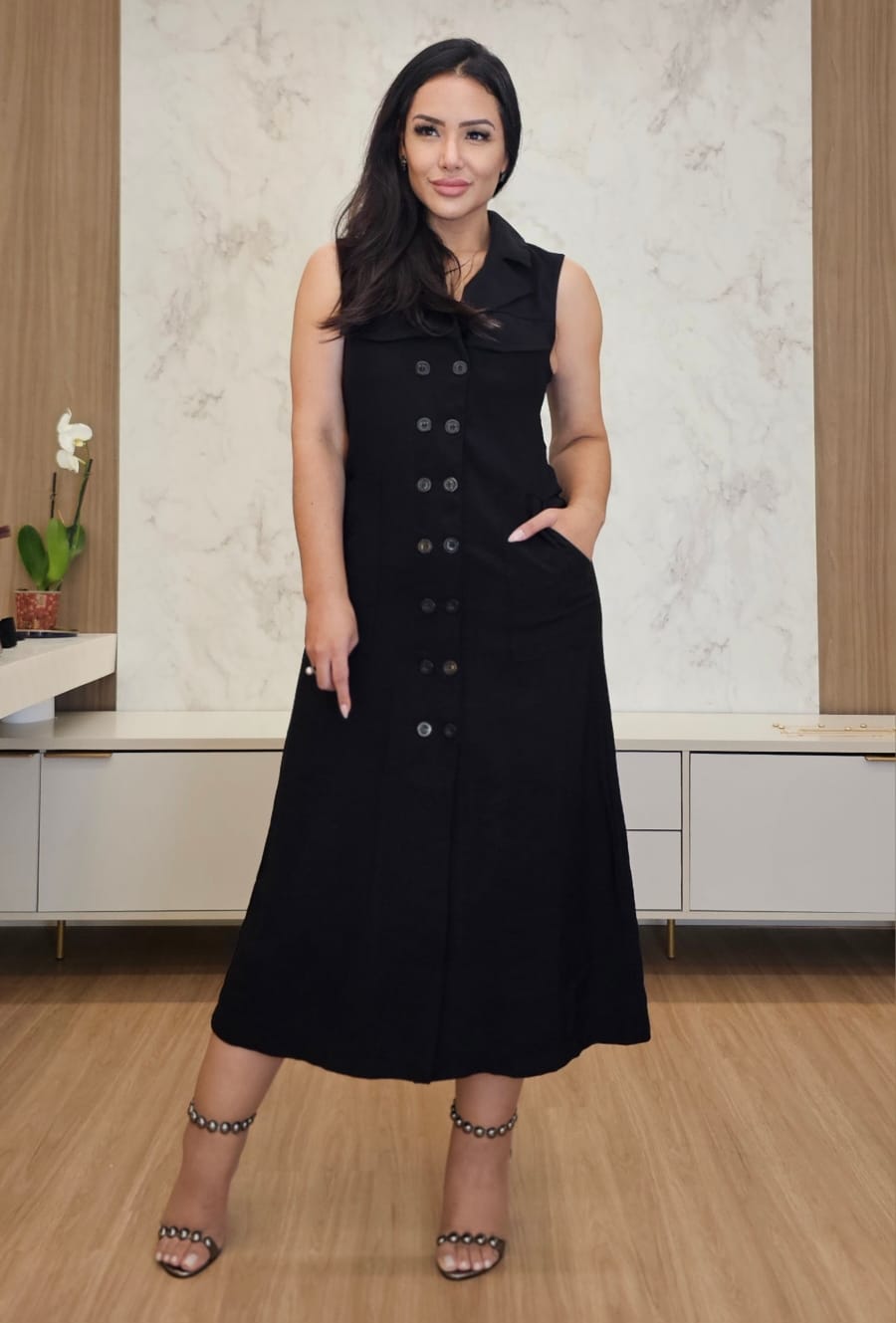Vestido/Chemise midi em alfaiataria luxo com abotoamento frontal duplo e faixa de amarração