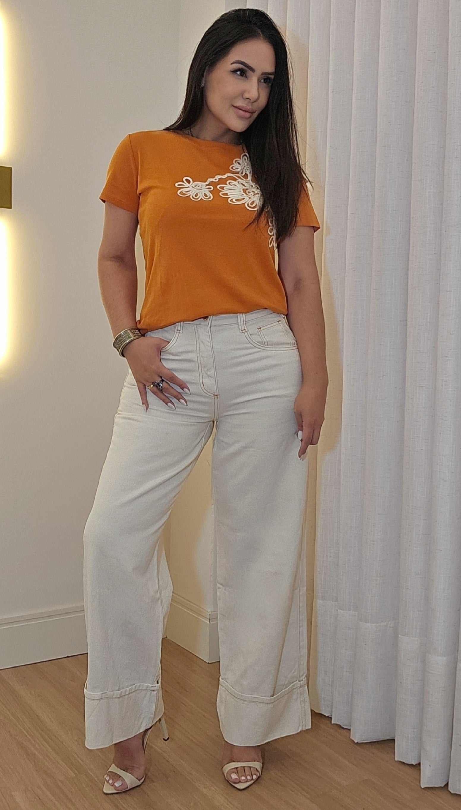 Calça Jeans Off-White Feminina 100% Algodão com Barra Italiana e Corte de Alfaiataria
