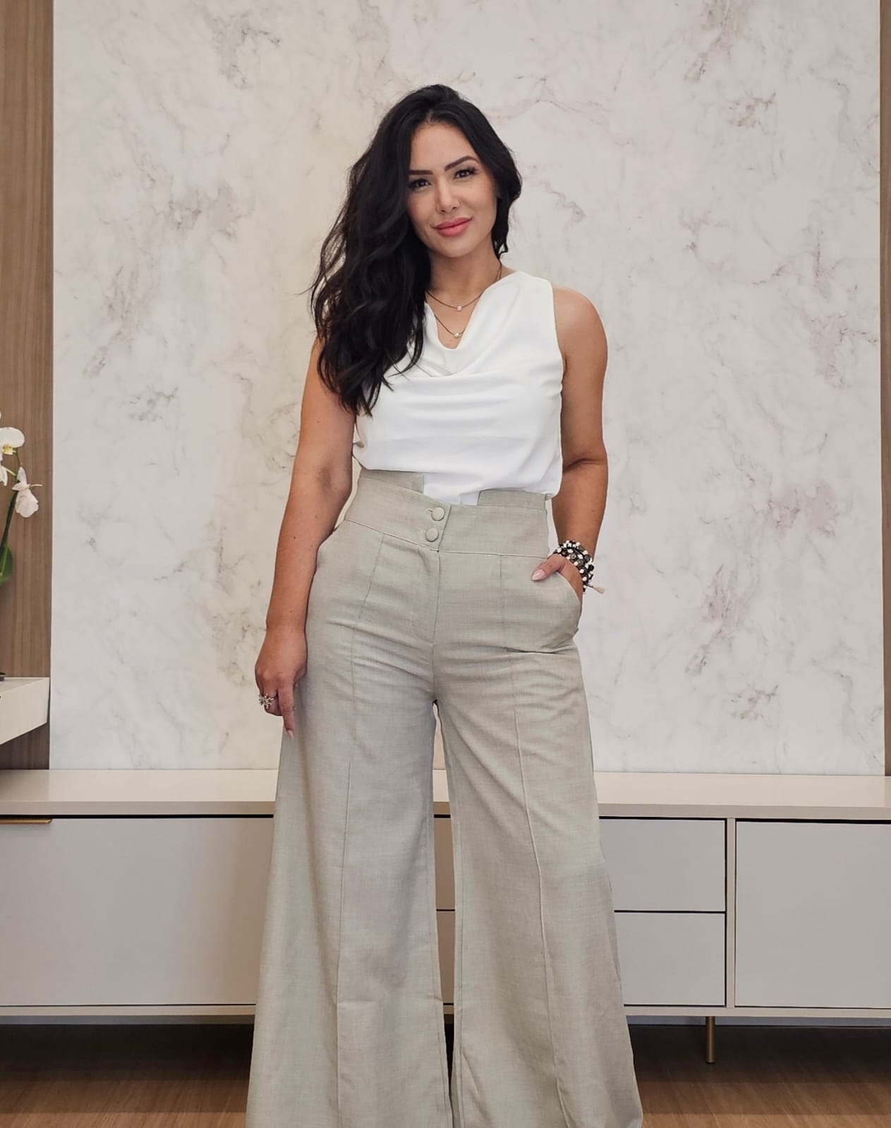 Calça feminina de barras amplas na cor bege claro