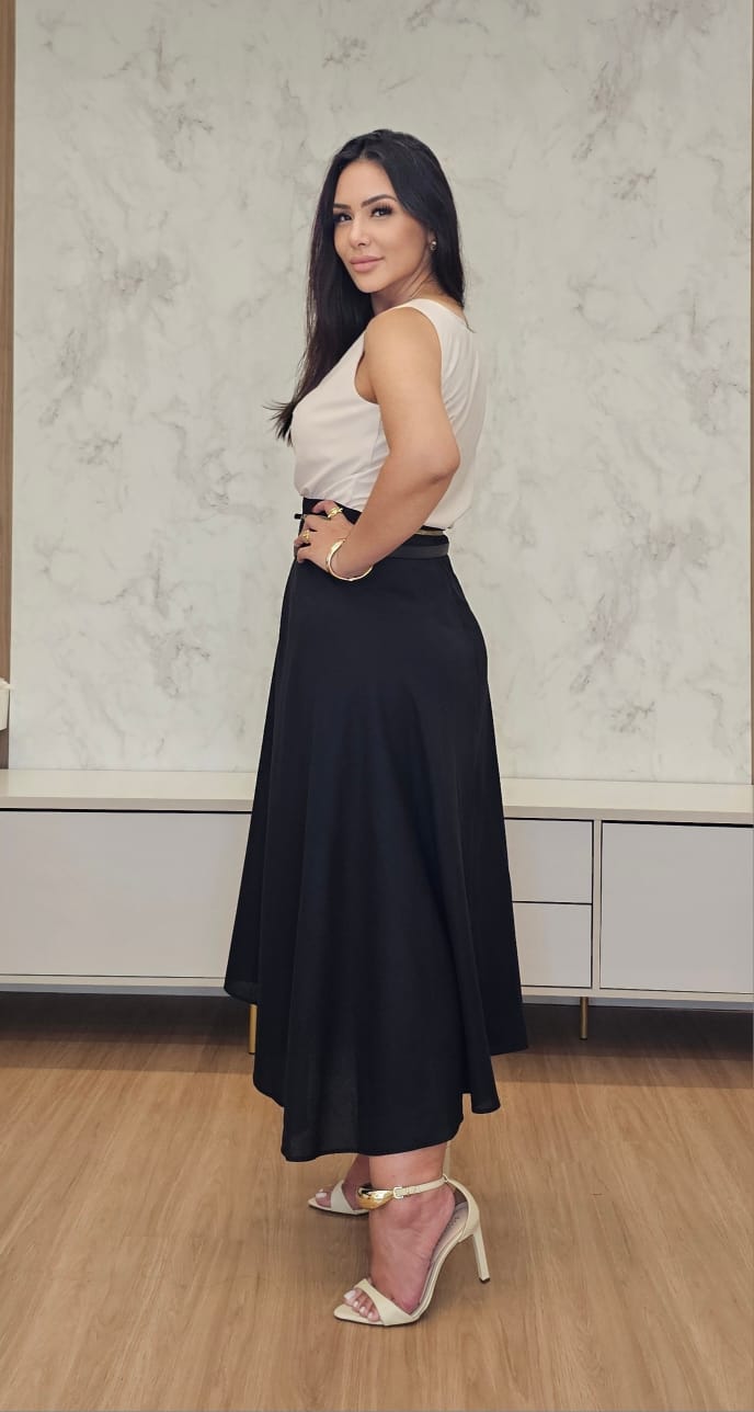 Saia midi preta evasê com cintura alta de linho - elegante e atemporal