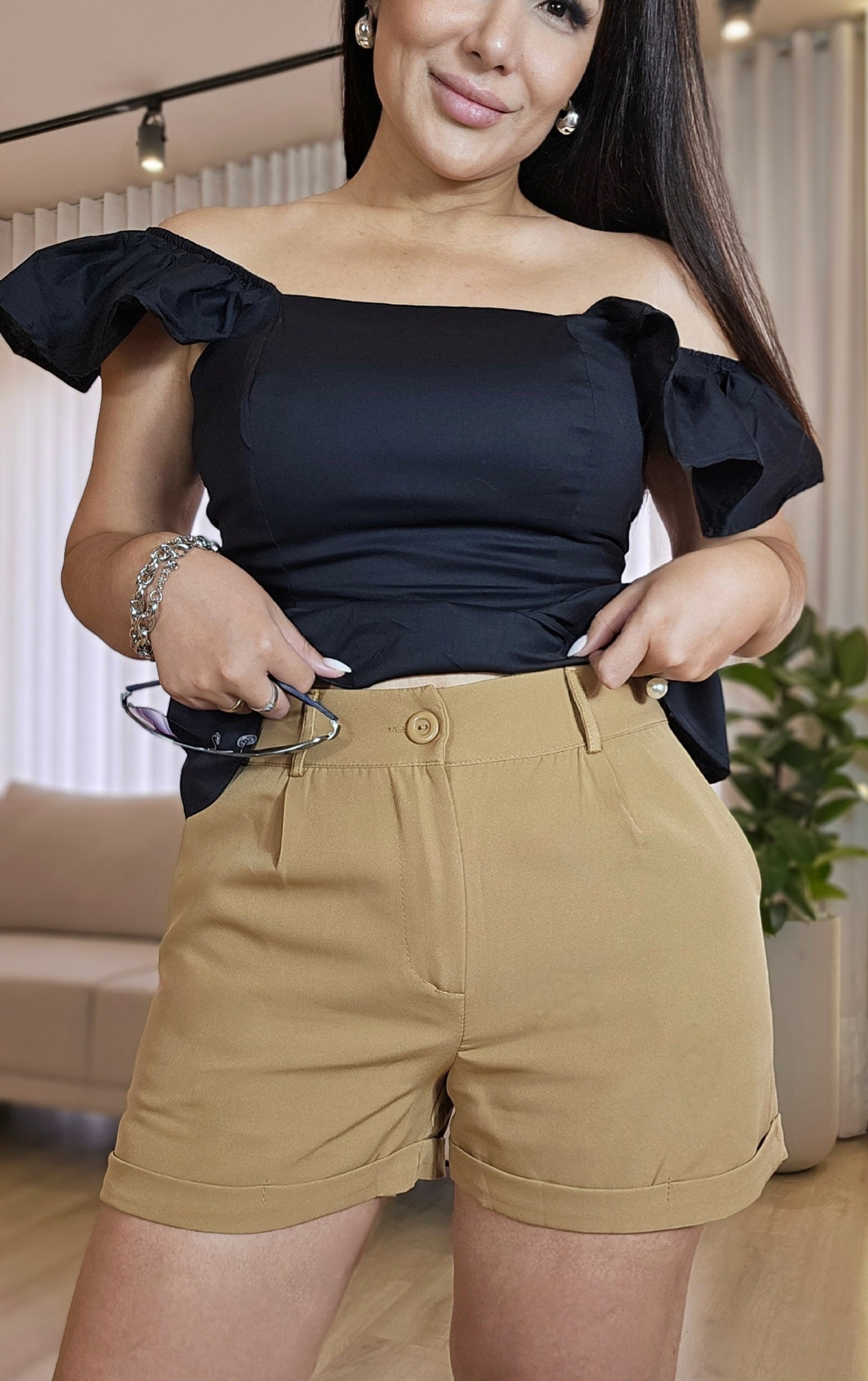 Short Feminino de Alfaiataria Nude com Cintura Média e Barra Dobrada