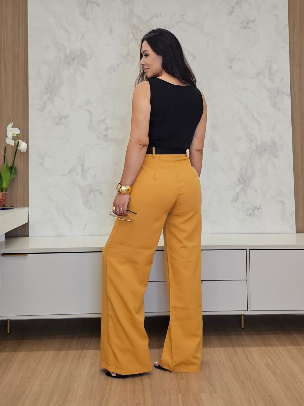 Calça Pantalona feminina em alfaiataria de cintura alta e bolsos funcionais