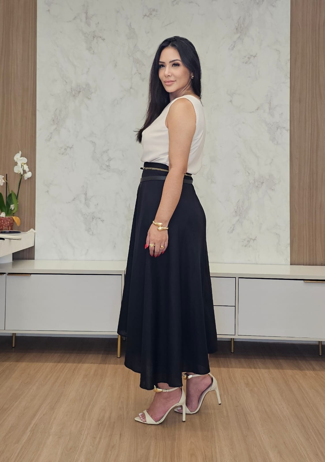 Saia midi preta evasê com cintura alta de linho - elegante e atemporal