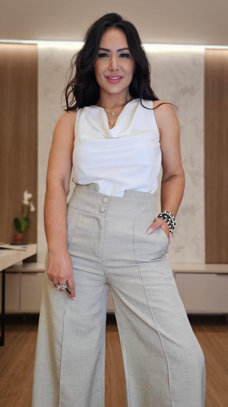 Calça feminina de barras amplas na cor bege claro