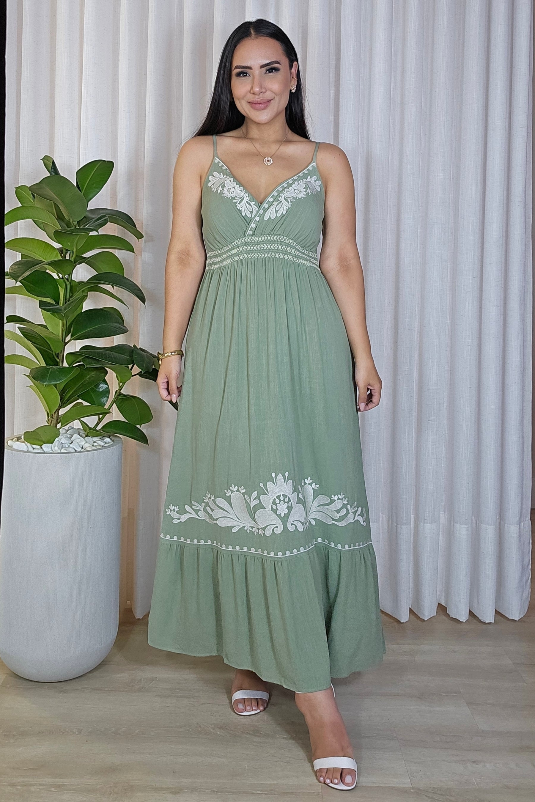 Vestido Bordado luxo com Decote Transpassado