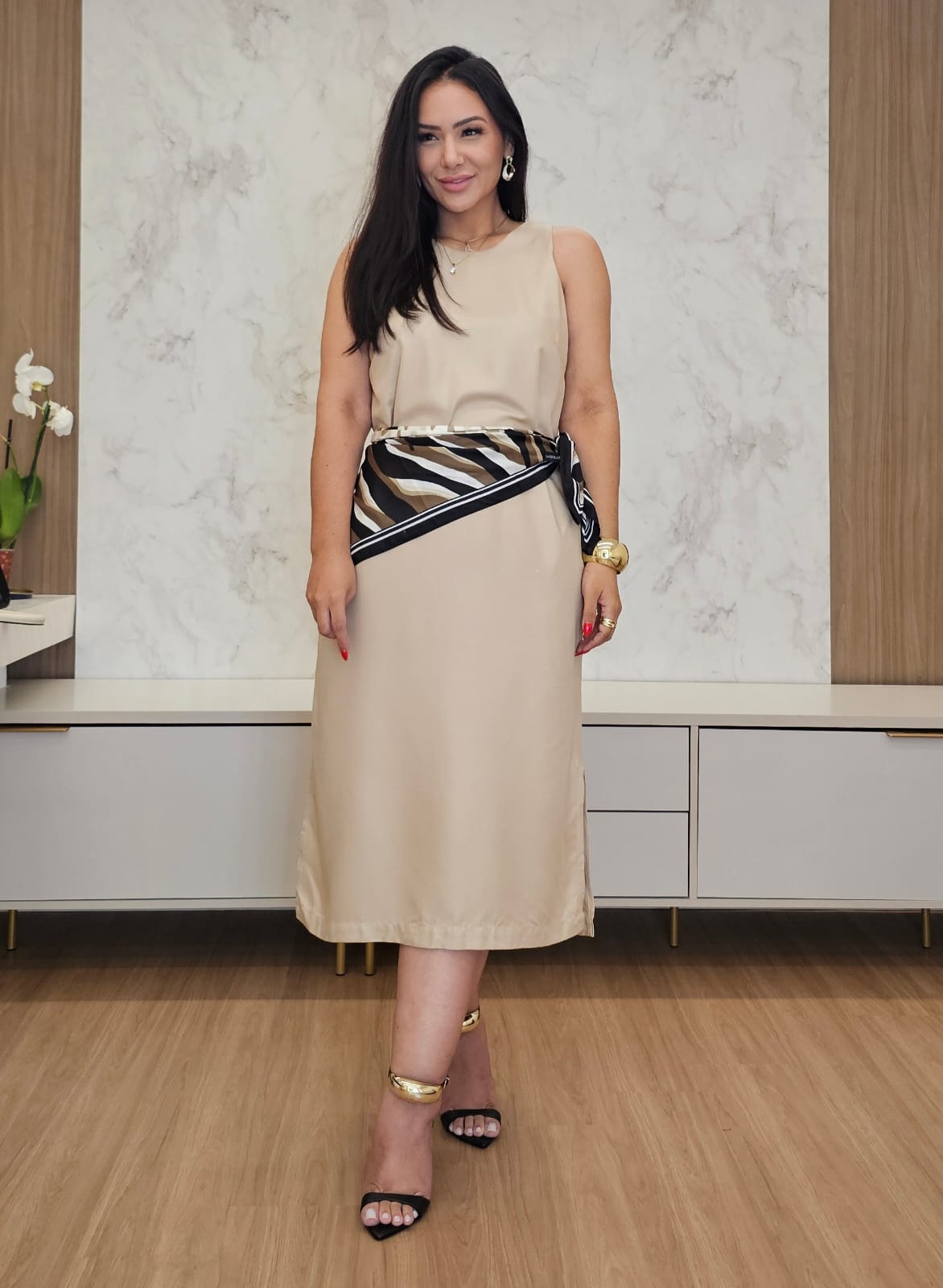 Vestido Midi nude de tecido leve e fluido com Alças Largas, bolsos e fechamento delicado nas costas