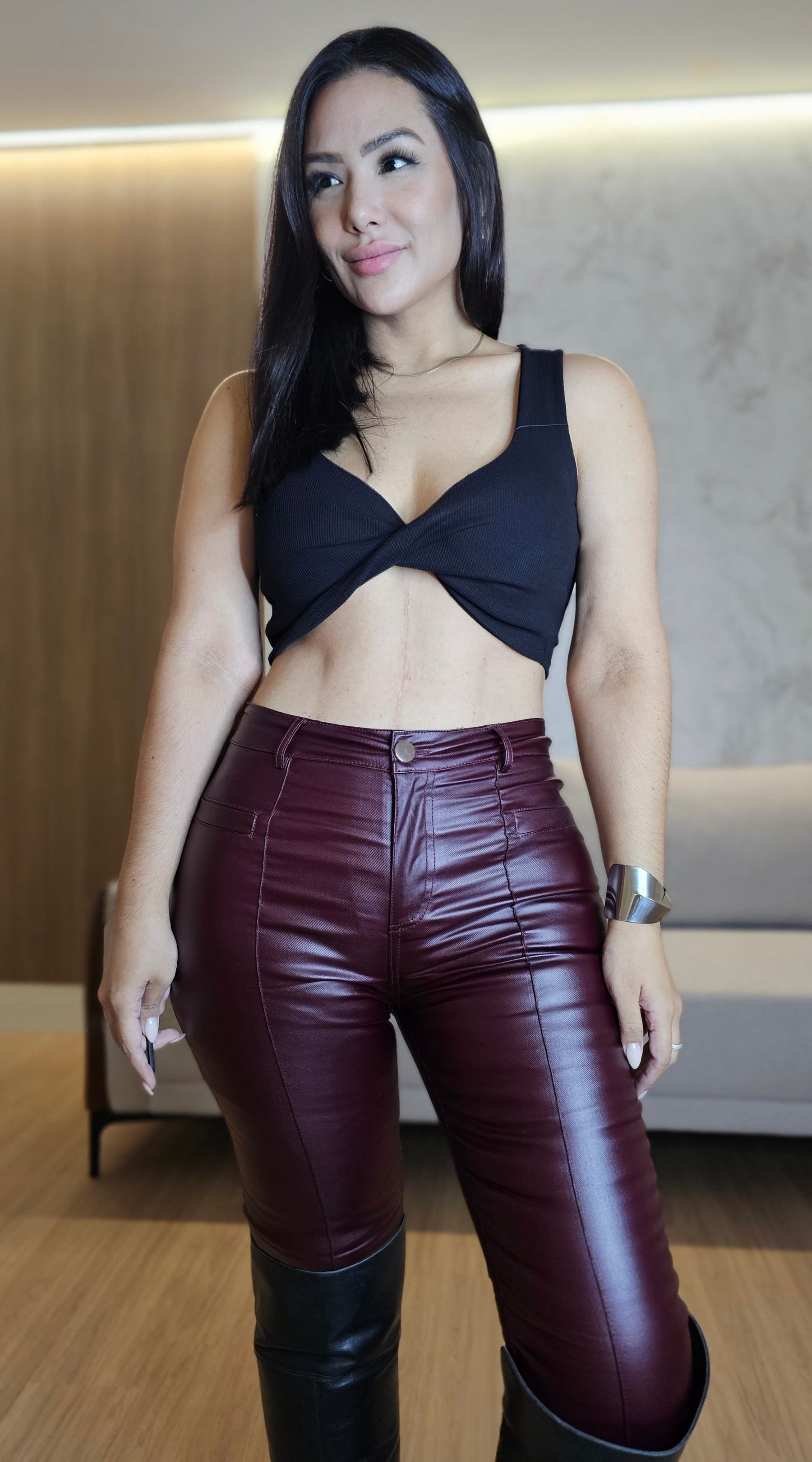 Calça Skinny Feminina Bordô em Couro Sintético com Elastano