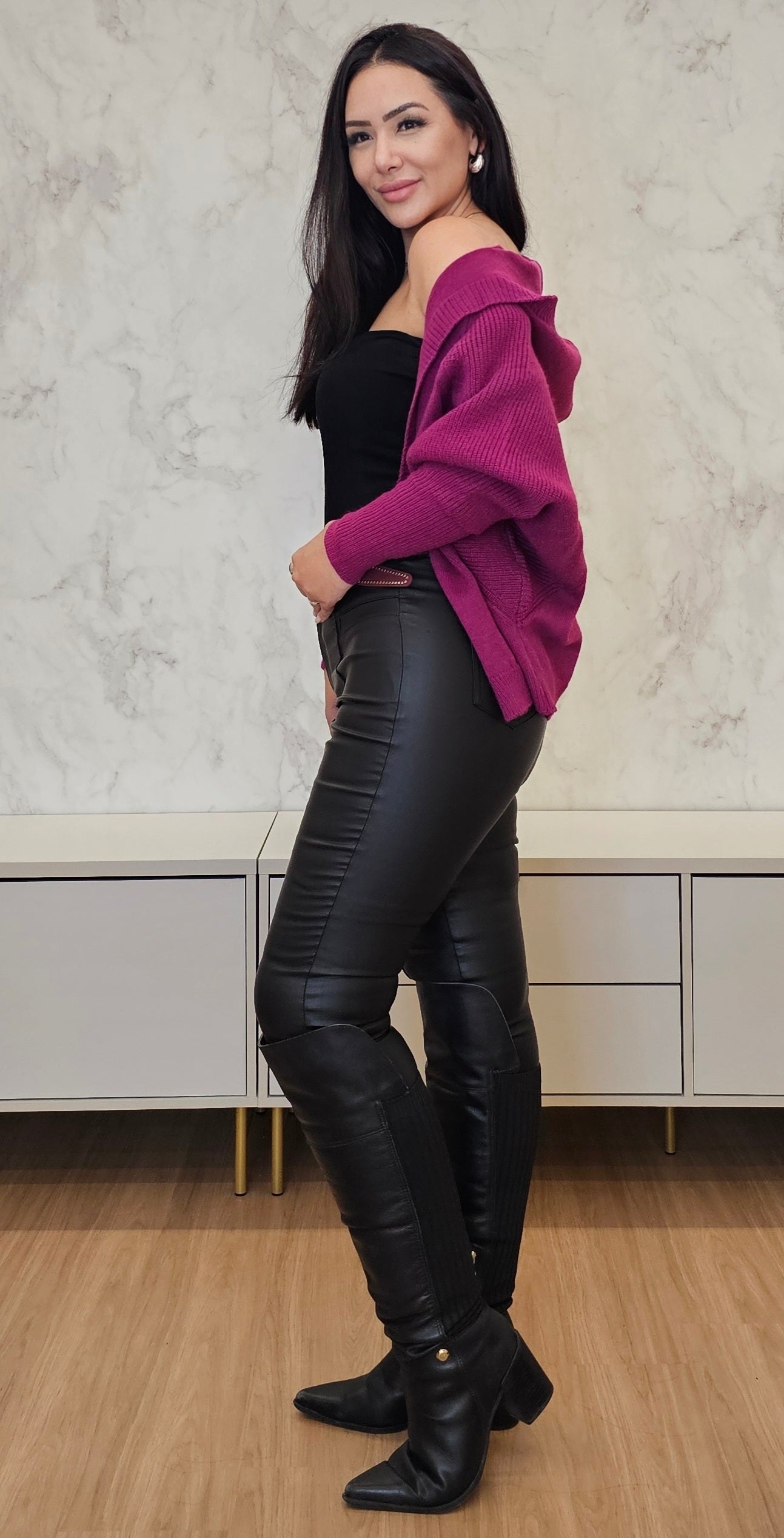 Cardigan Feminino Tricot Magenta – Modelagem Versátil com capuz