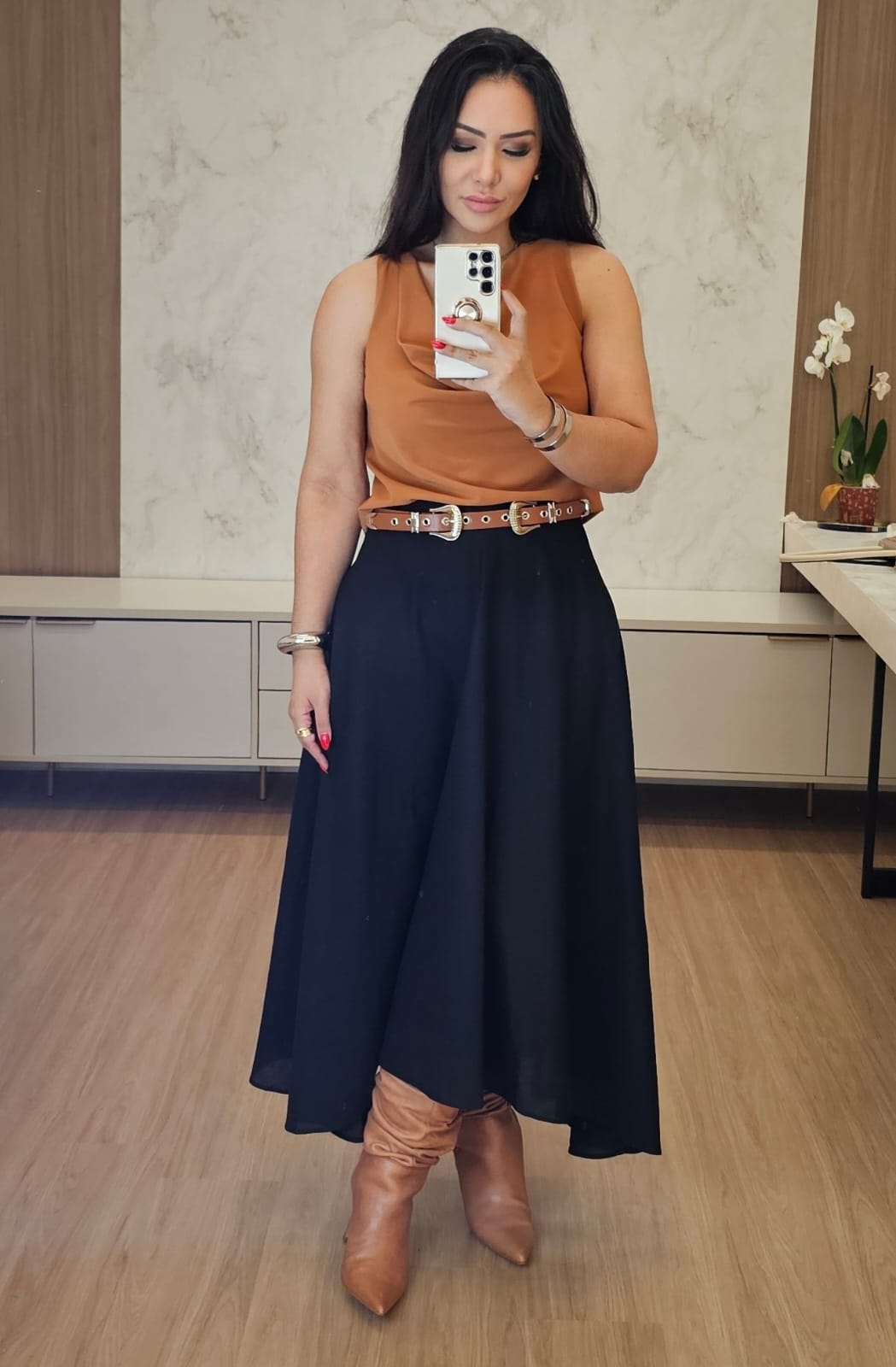 Saia midi preta evasê com cintura alta de linho - elegante e atemporal