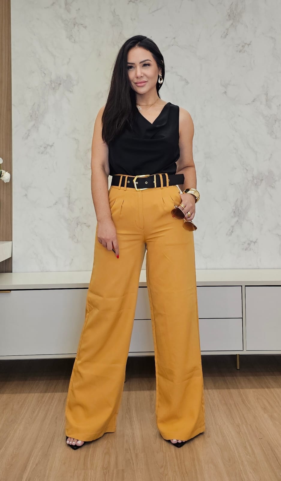 Blusa feminina preta de gola solta e alças largas