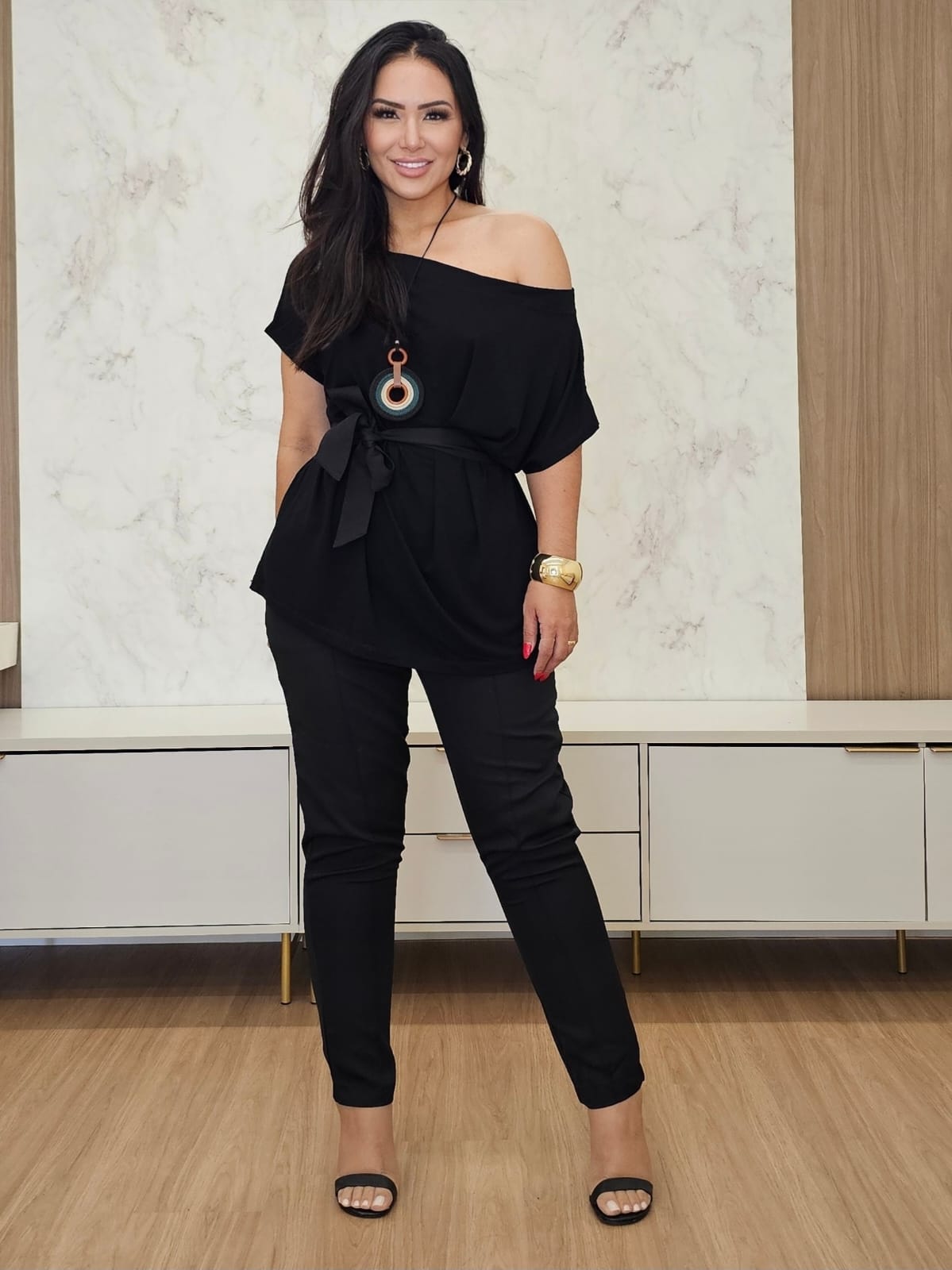 Calça feminina preta em Alfaiataria - Acompanha Faixa