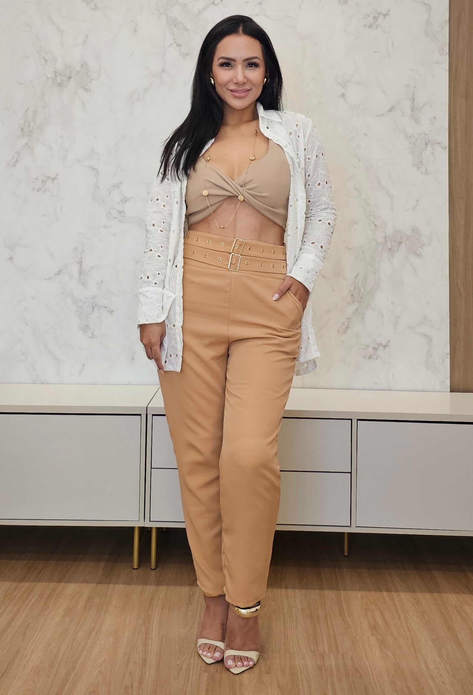 Camisa feminina branca em laise de algodão