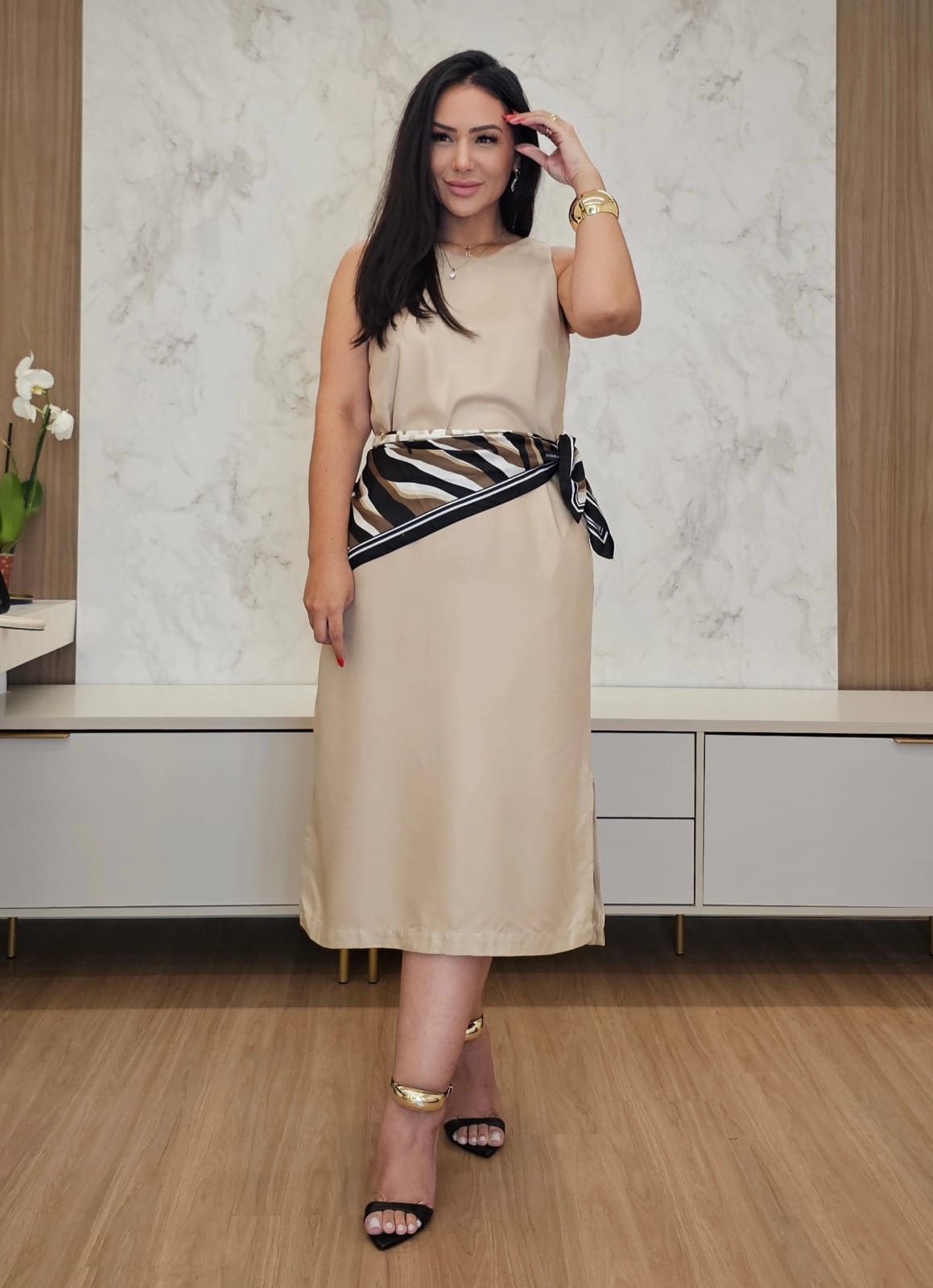 Vestido Midi nude de tecido leve e fluido com Alças Largas, bolsos e fechamento delicado nas costas