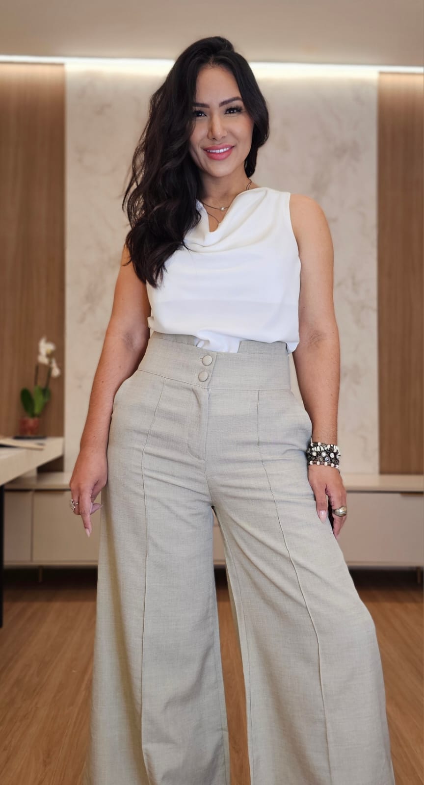 Calça feminina de barras amplas na cor bege claro