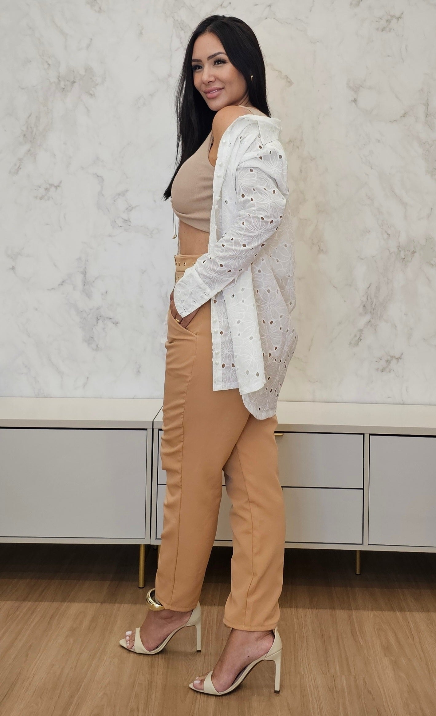 Camisa feminina branca em laise de algodão