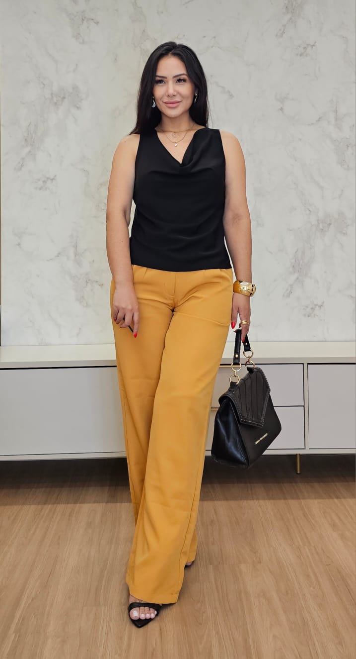 Calça Pantalona feminina em alfaiataria de cintura alta e bolsos funcionais