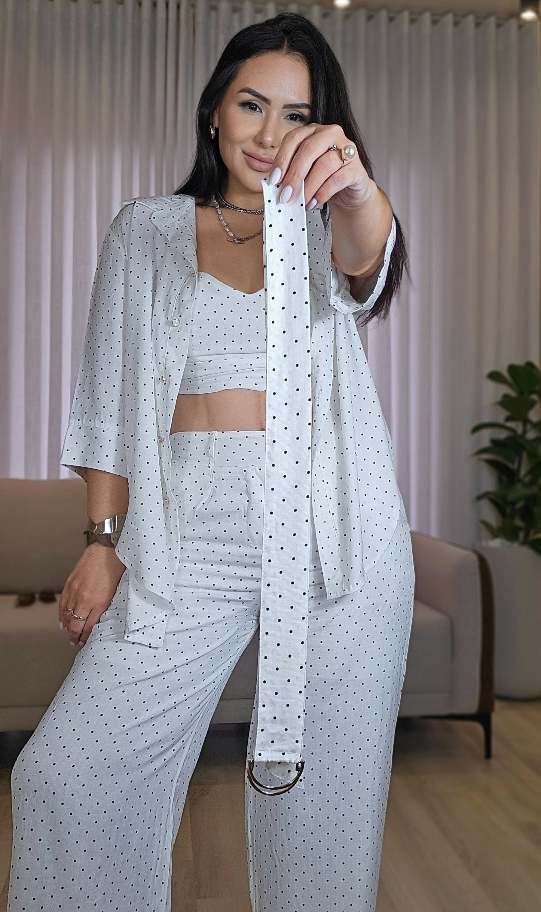 Trijunto Feminino Branco em Linho com Viscose Poá Preto – Camisa, Top e Calça