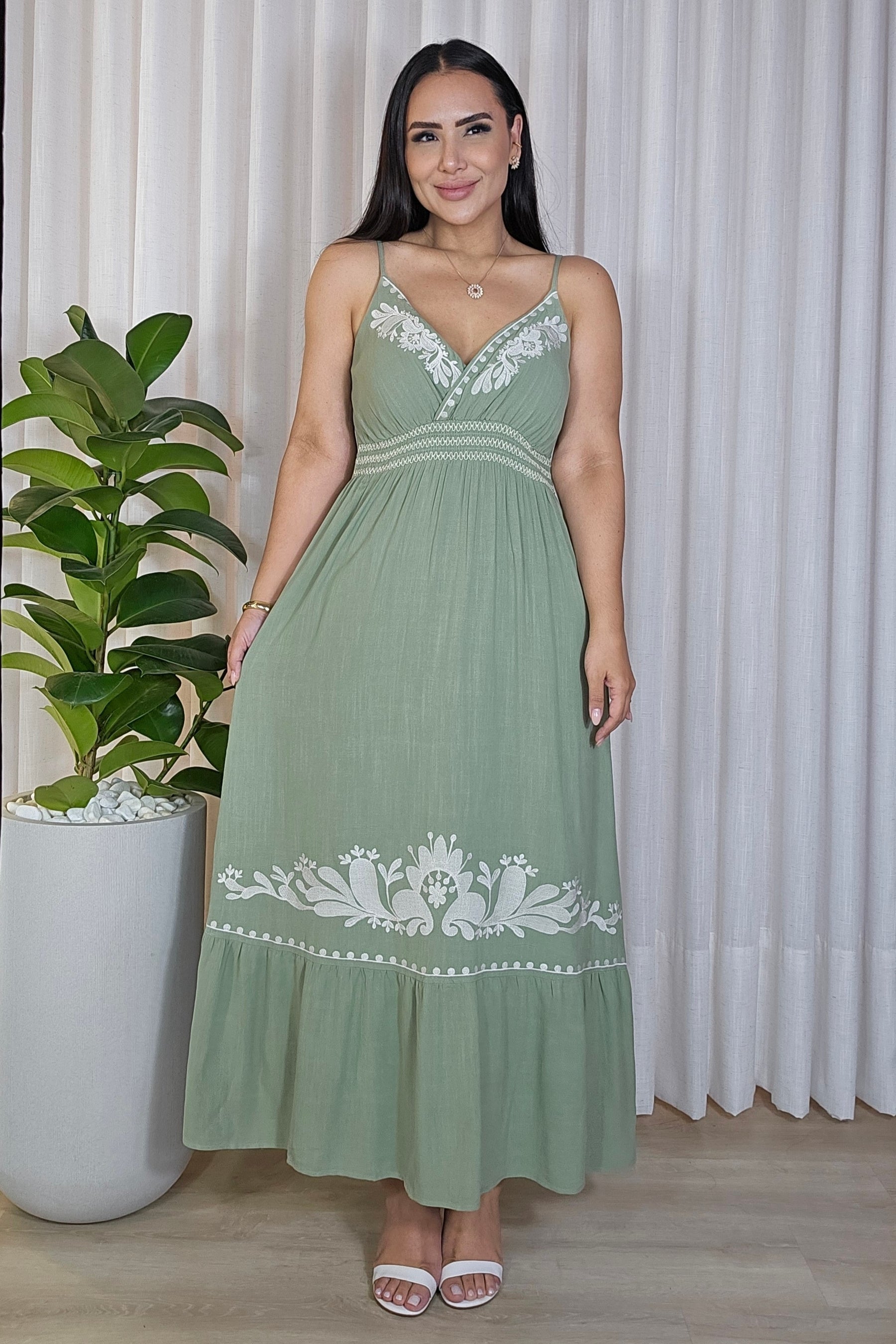 Vestido Bordado luxo com Decote Transpassado