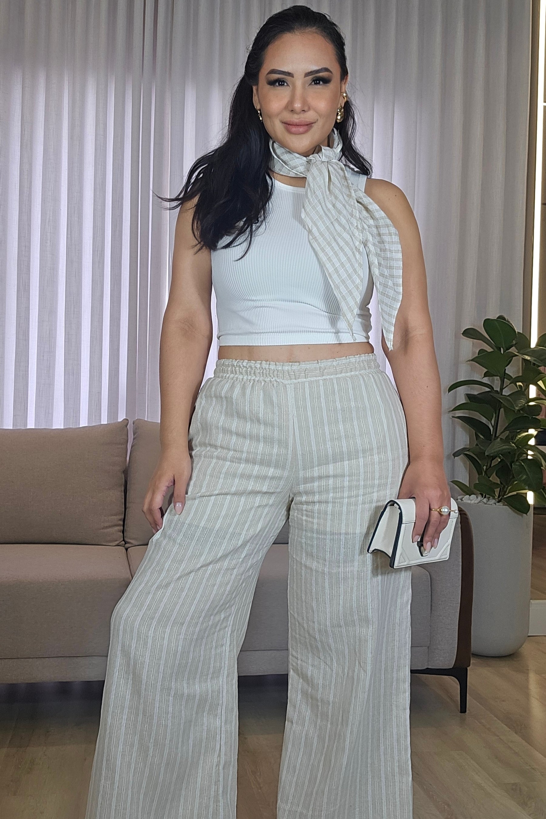 Conjunto bege de Calça listrada e lenço versátil