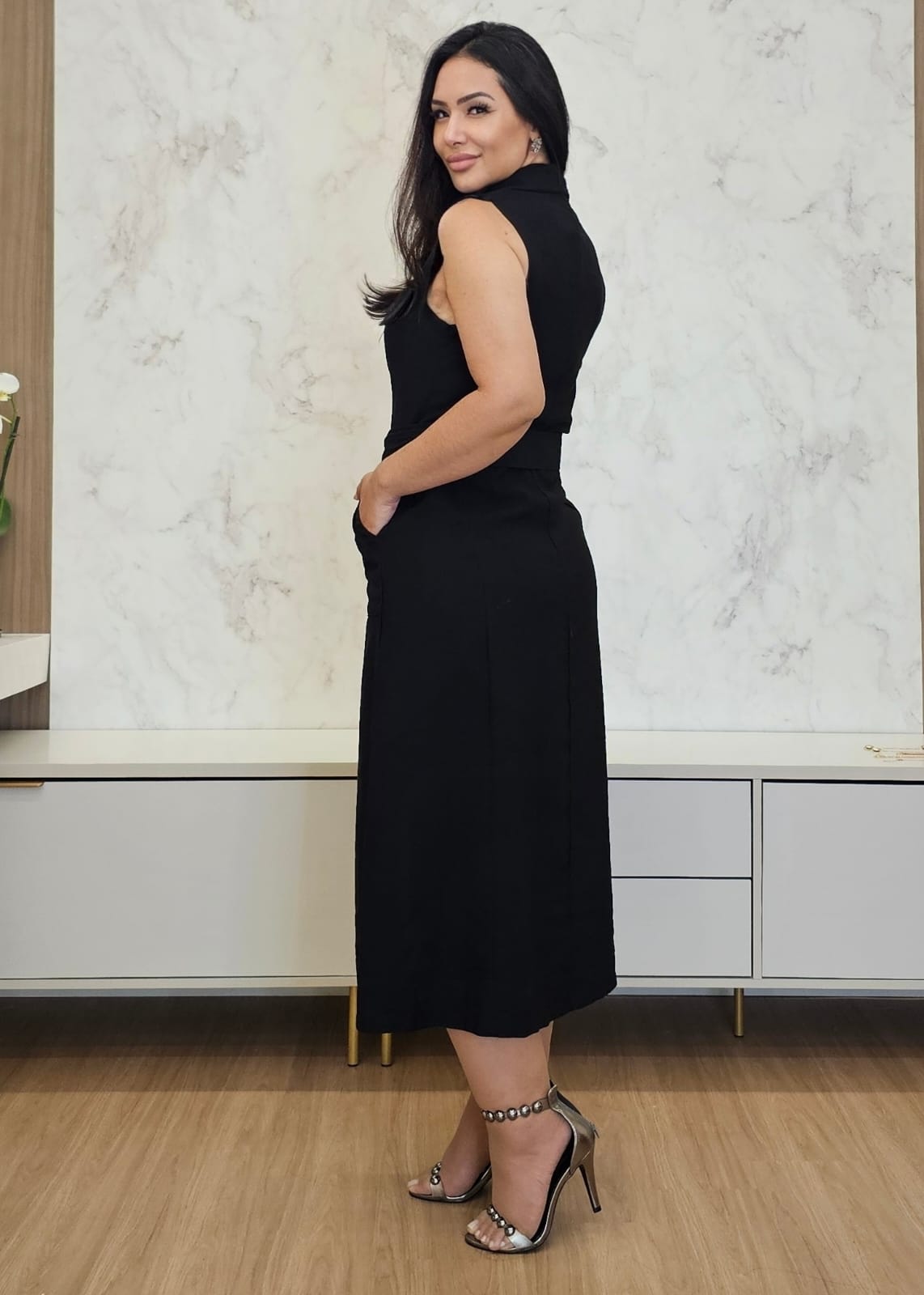 Vestido/Chemise midi em alfaiataria luxo com abotoamento frontal duplo e faixa de amarração