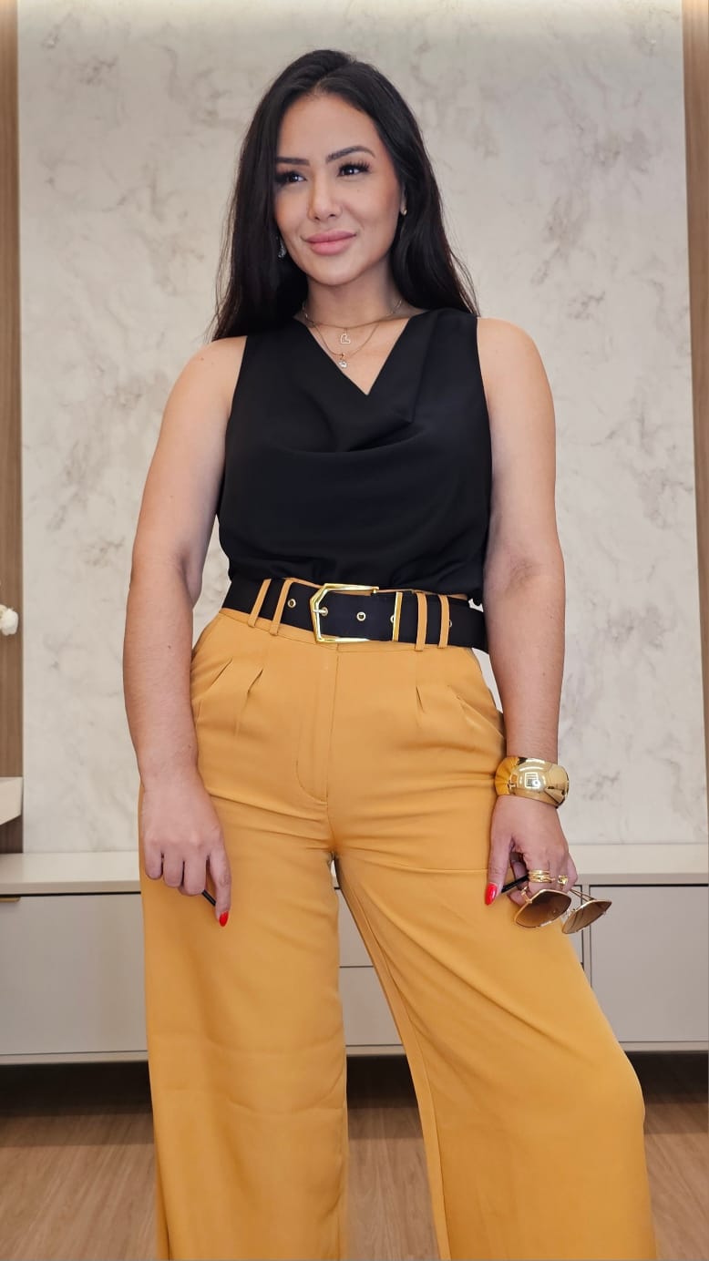 Calça Pantalona feminina em alfaiataria de cintura alta e bolsos funcionais