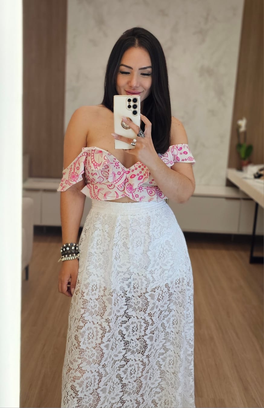 Cropped com estampa delicada, com babados e bojo