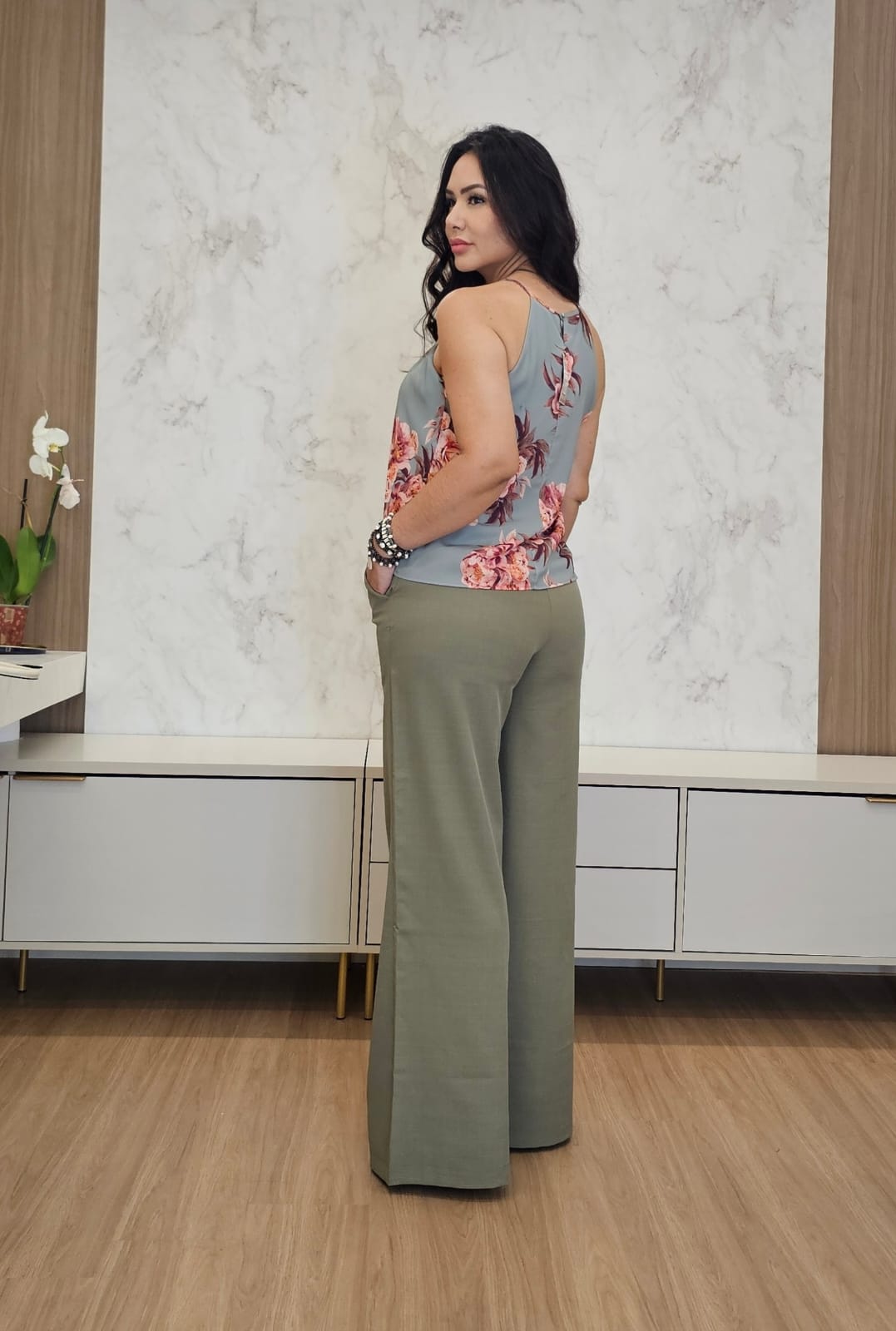 Calça Pantalona feminina de Alfaiataria na Cor Verde Oliva