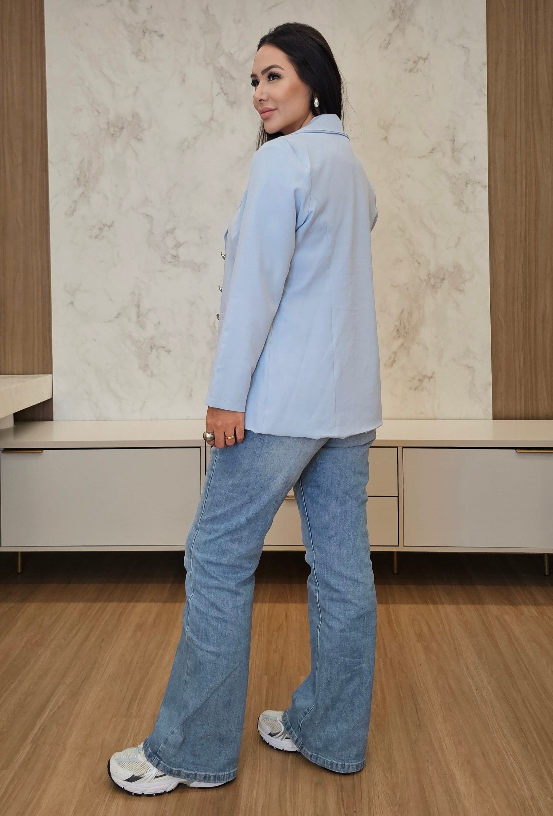 Blazer Feminino de Alfaiataria Azul Claro – Elegância e Caimento Perfeito